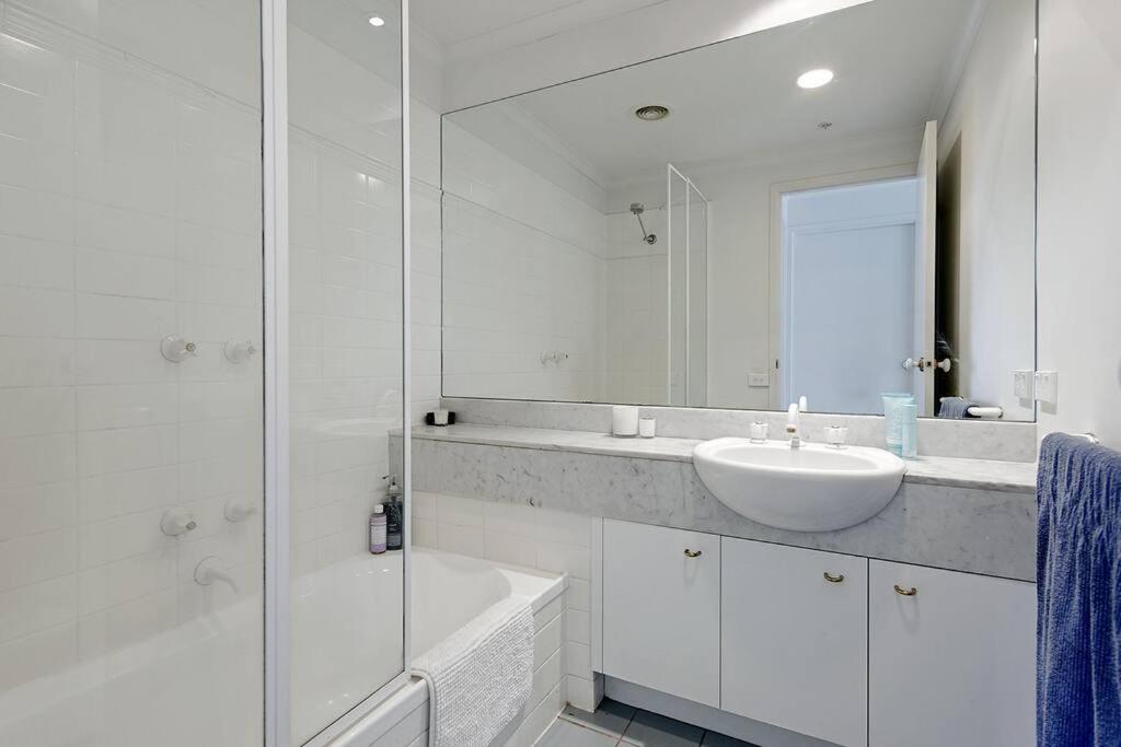 Spacious apartment minutes from the CBD