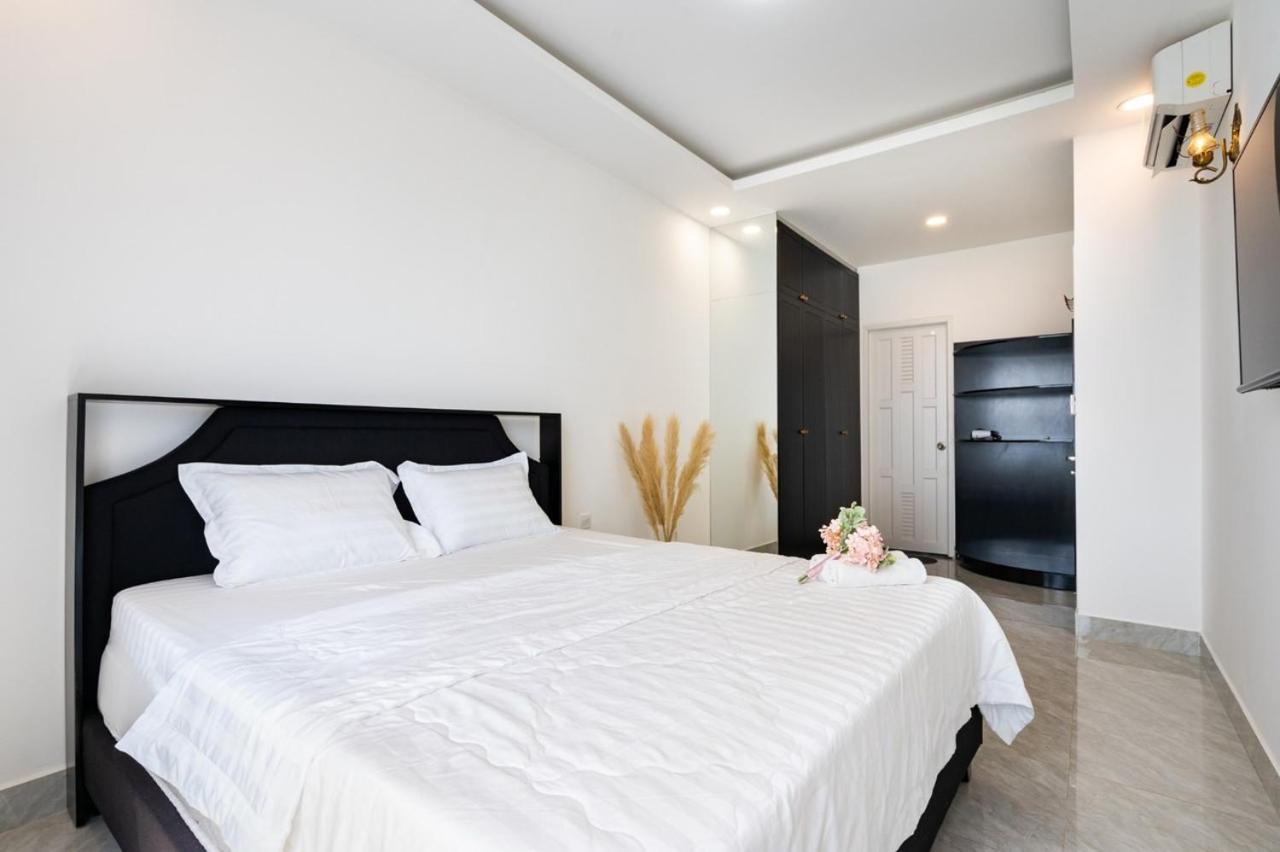 2 bedrooms ,2 WC Vip Sunrise City View D7 , Gym and Pool Free