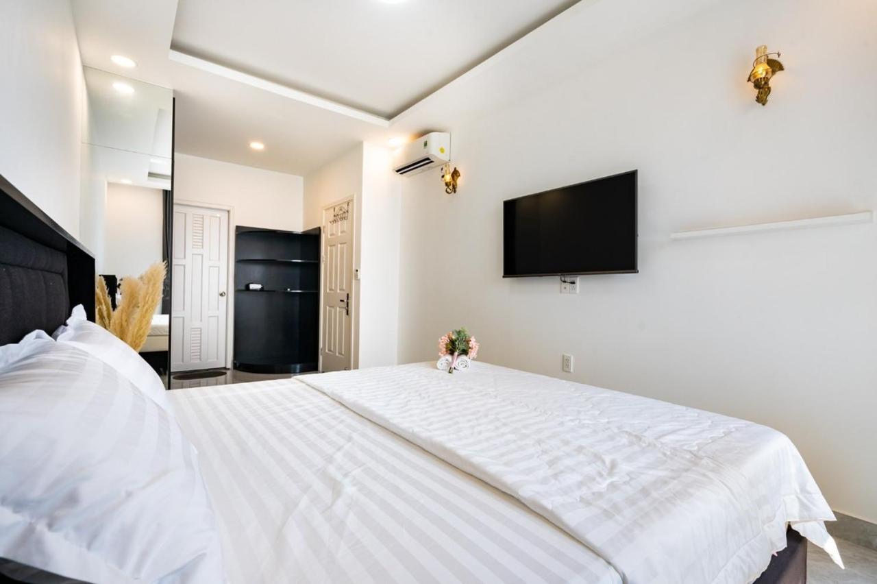 2 bedrooms ,2 WC Vip Sunrise City View D7 , Gym and Pool Free