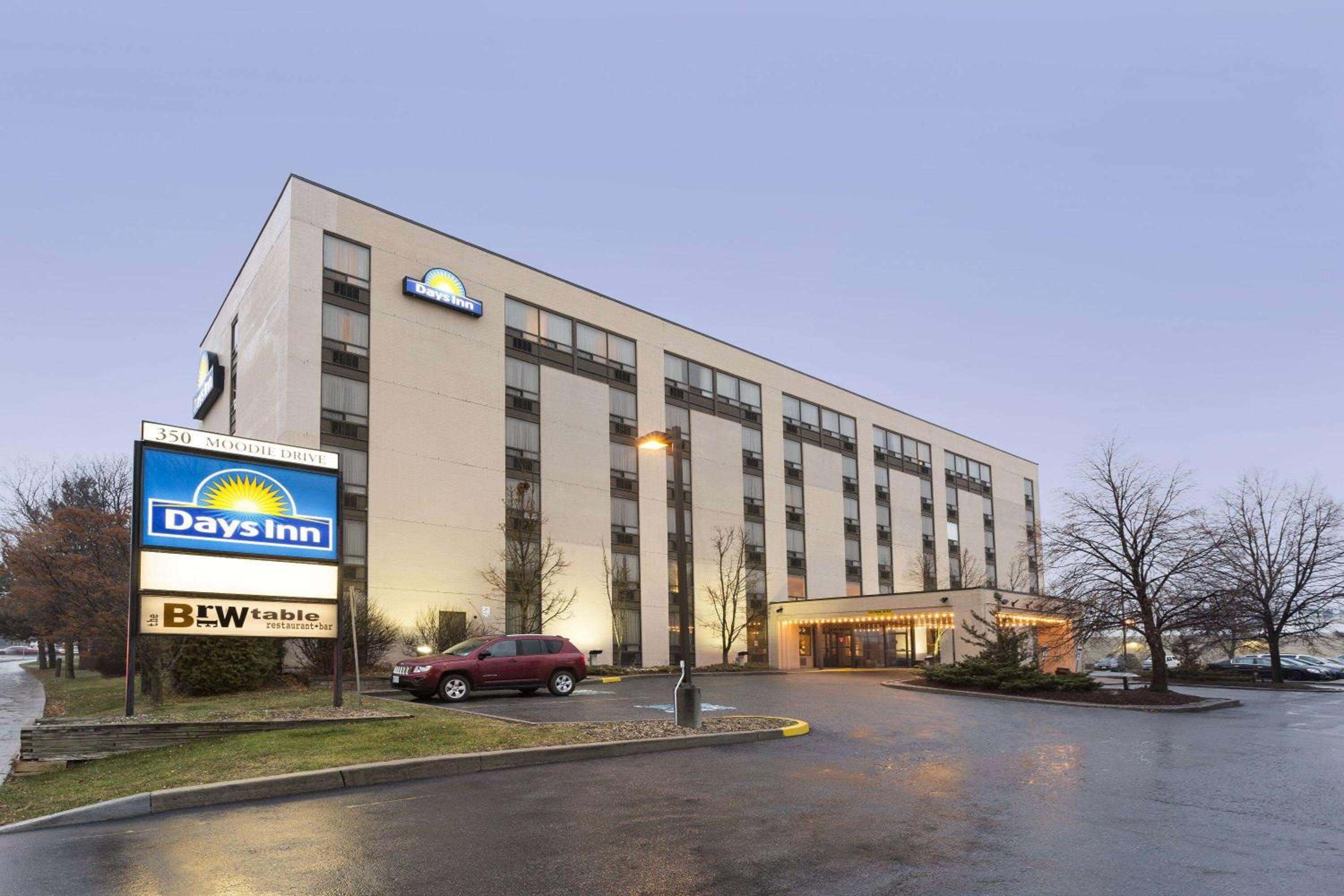 Hotel Days Inn by Wyndham Ottawa West - Image 1