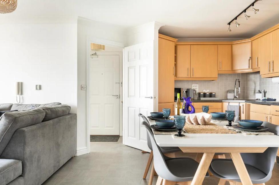 5 mins from the Eden Project Baybreeze Holiday Apartment, Sea Views, Super Kingsize Beds view 4