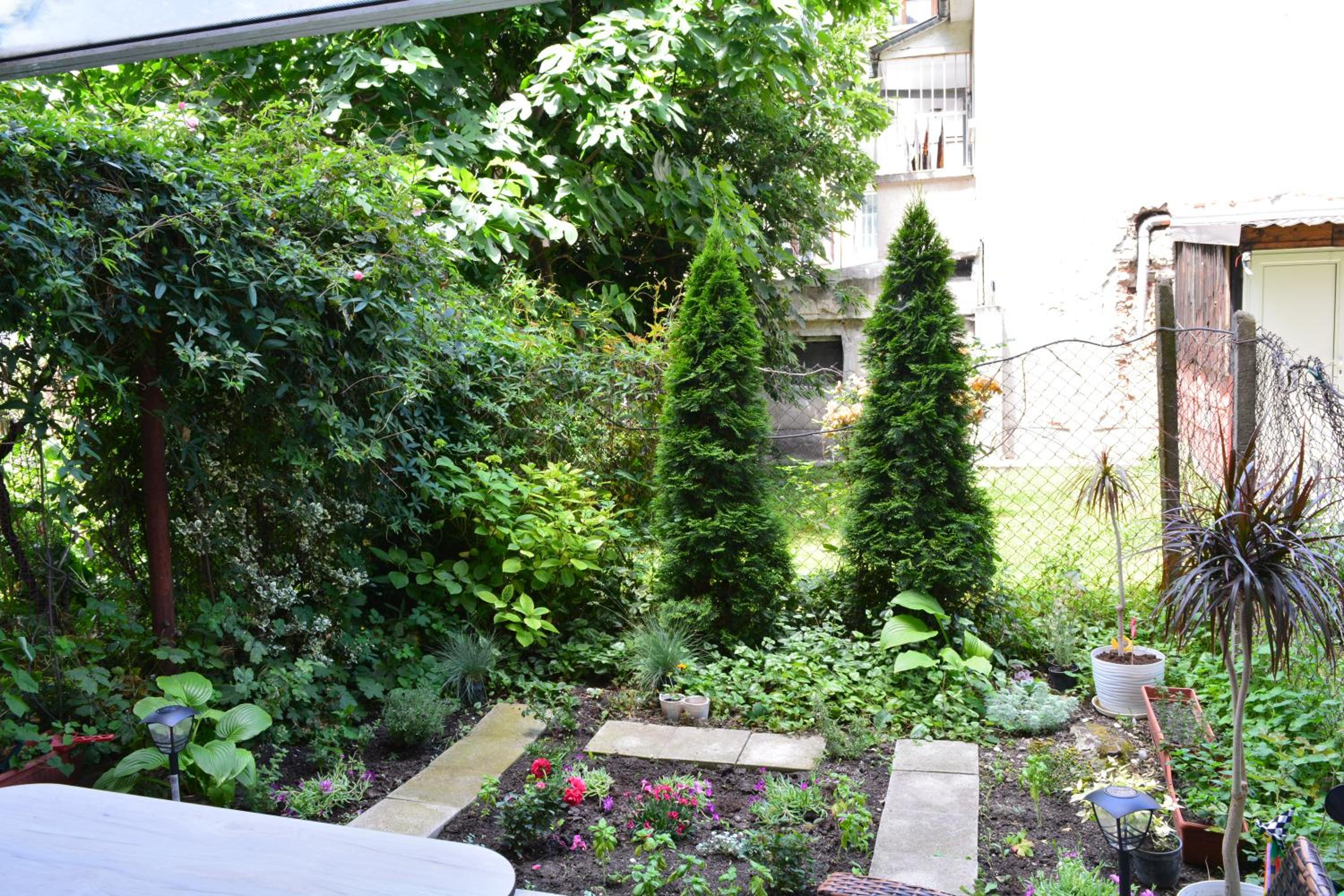 City Center Apartment with a Backyard