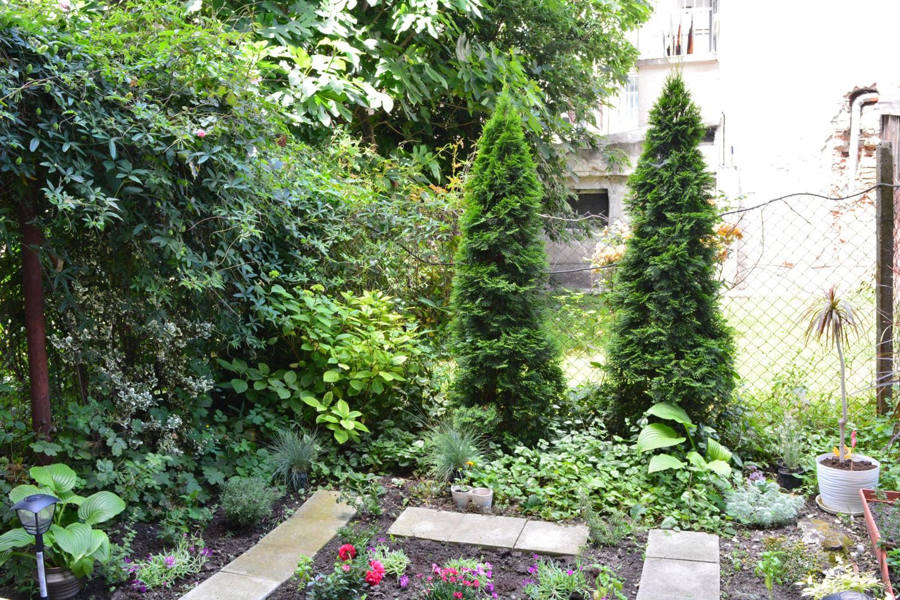 City Center Apartment with a Backyard