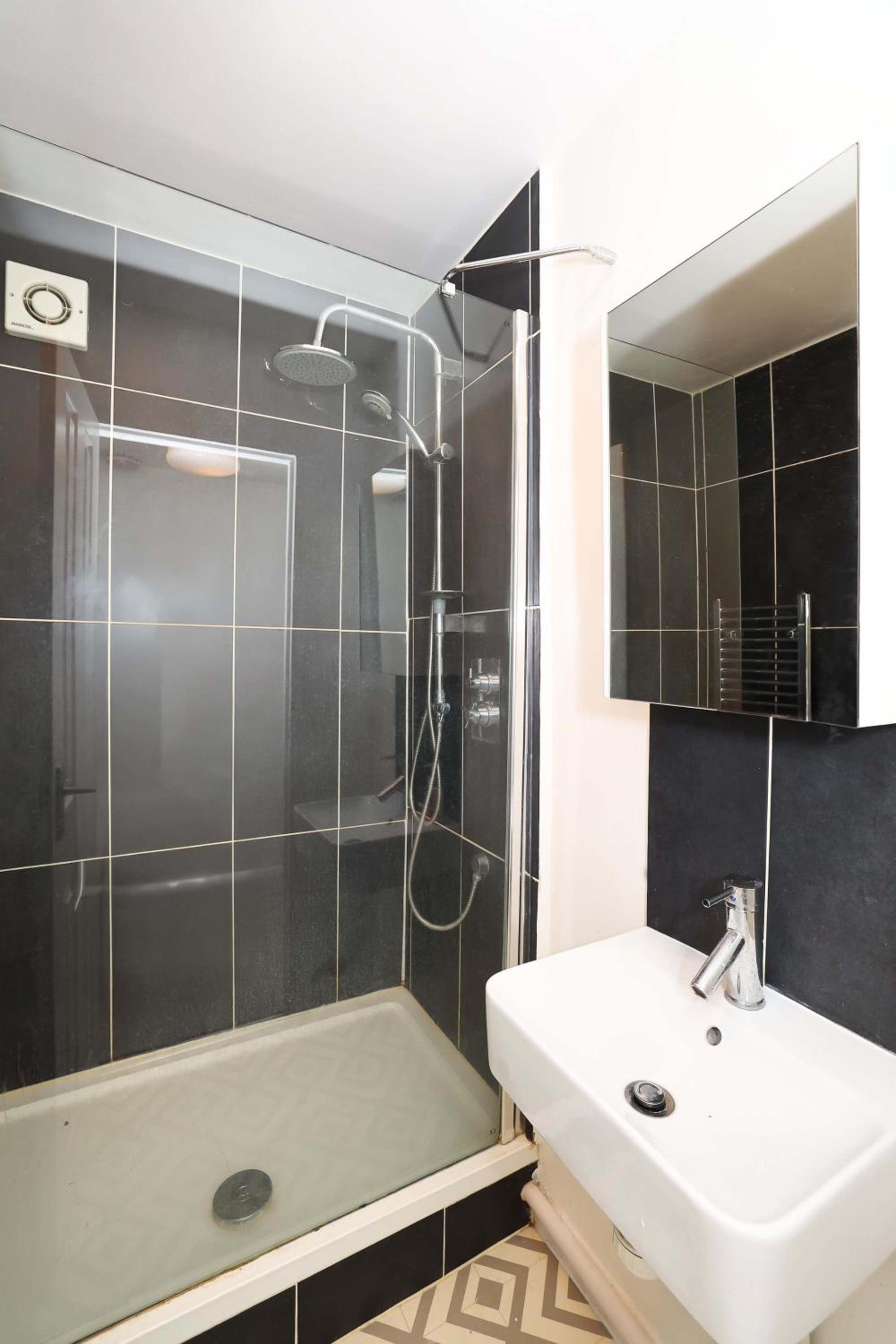 W London apt for 4. Open plan kitchen/living room