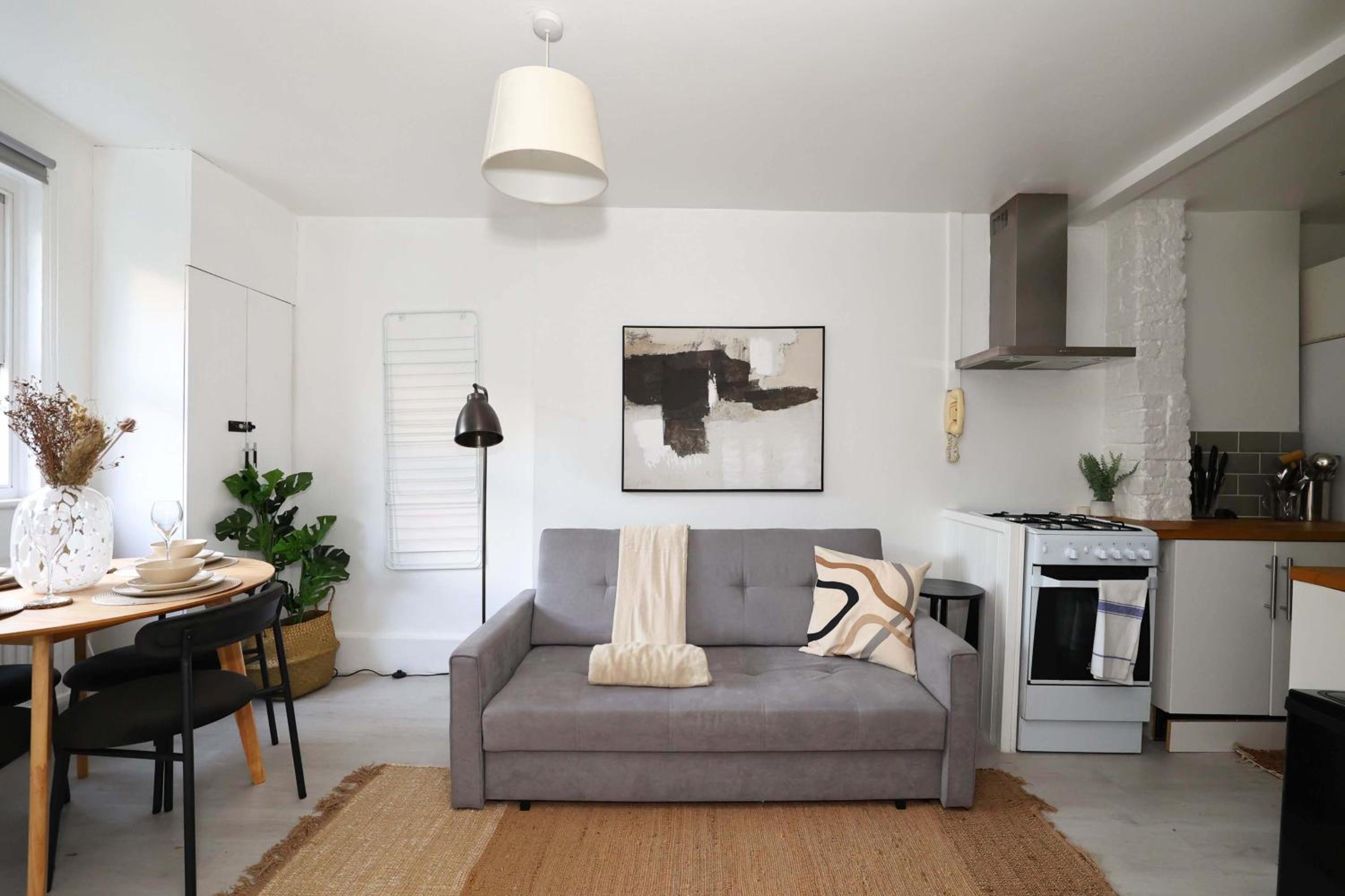 W London apt for 4. Open plan kitchen/living room