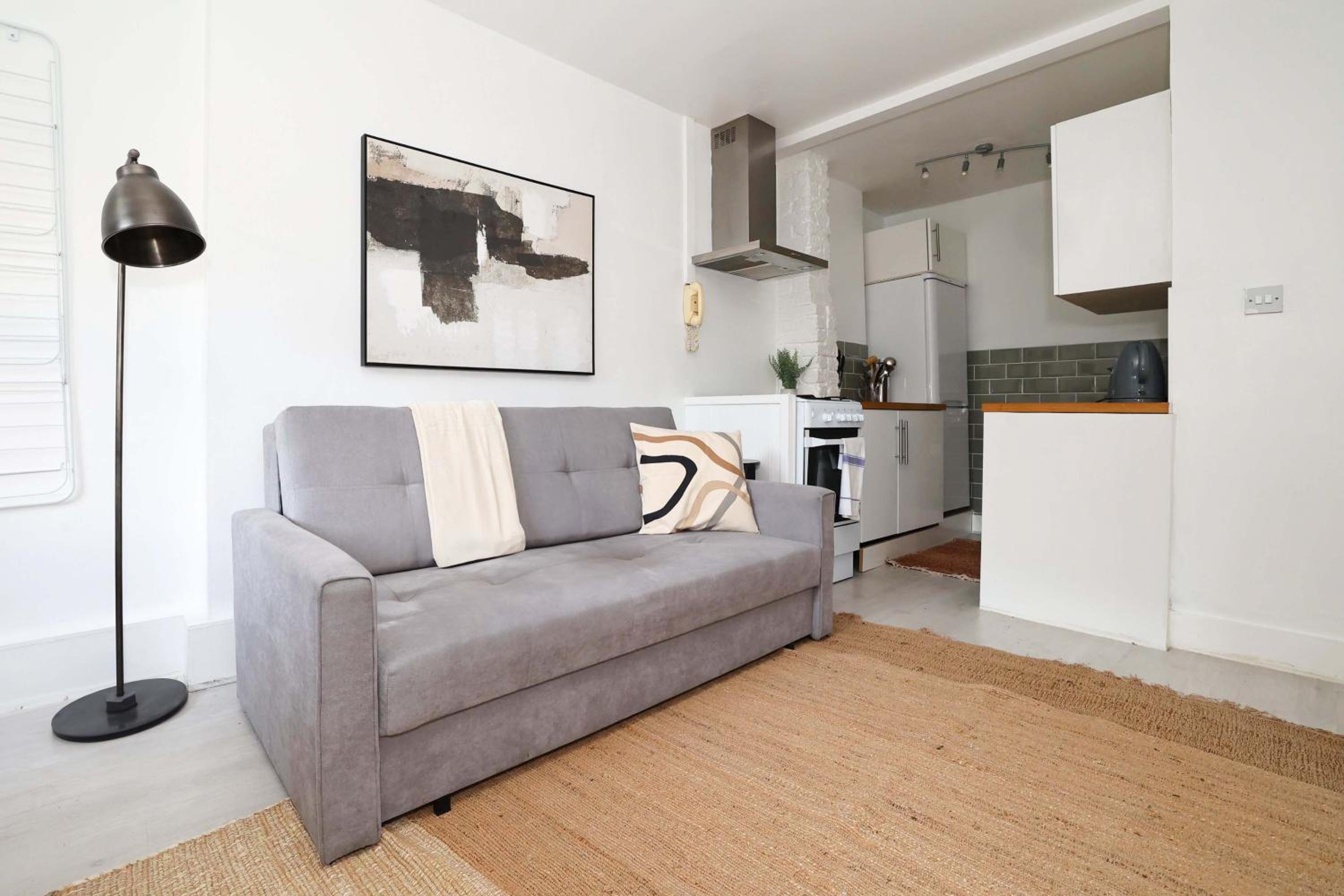 W London apt for 4. Open plan kitchen/living room