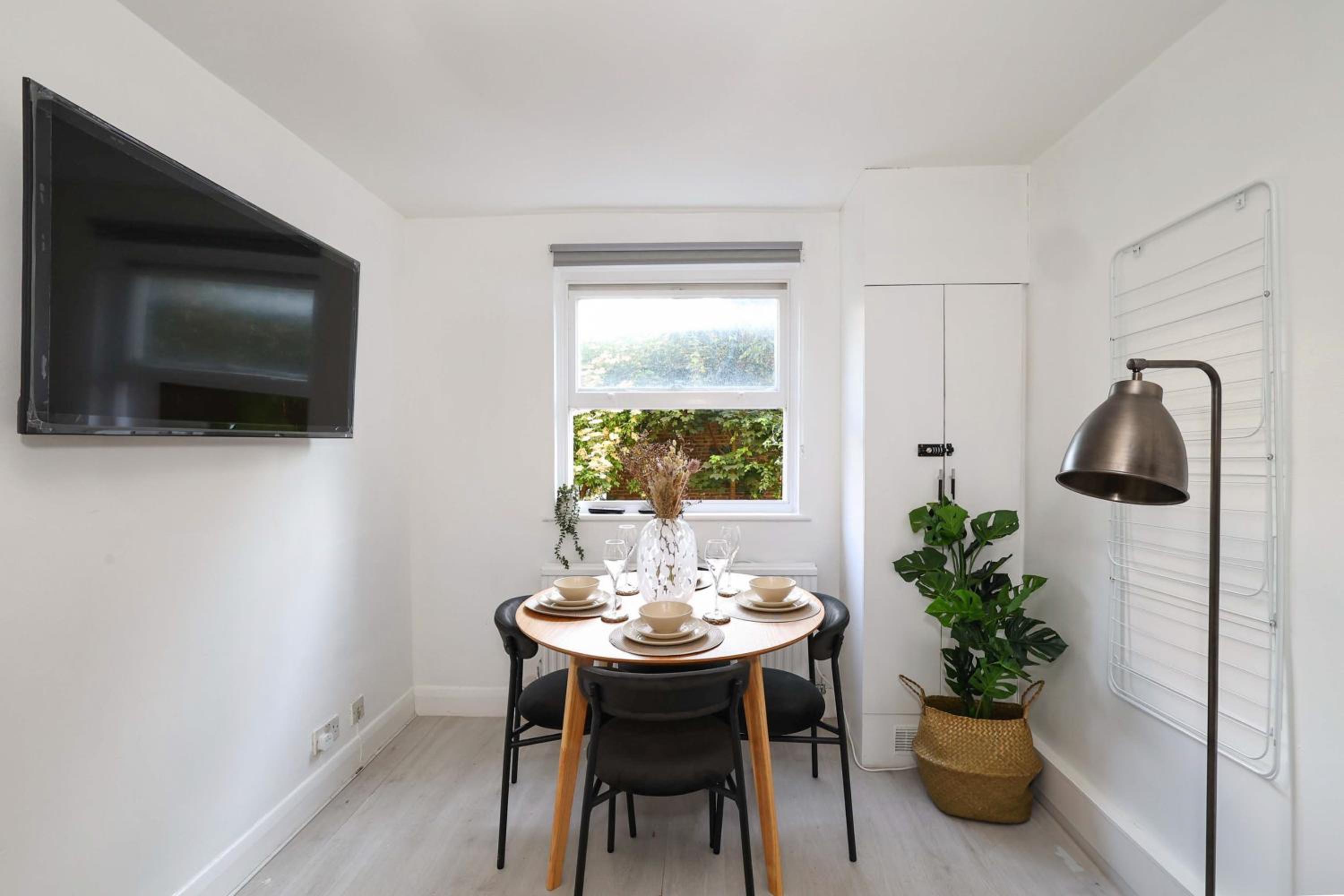 W London apt for 4. Open plan kitchen/living room