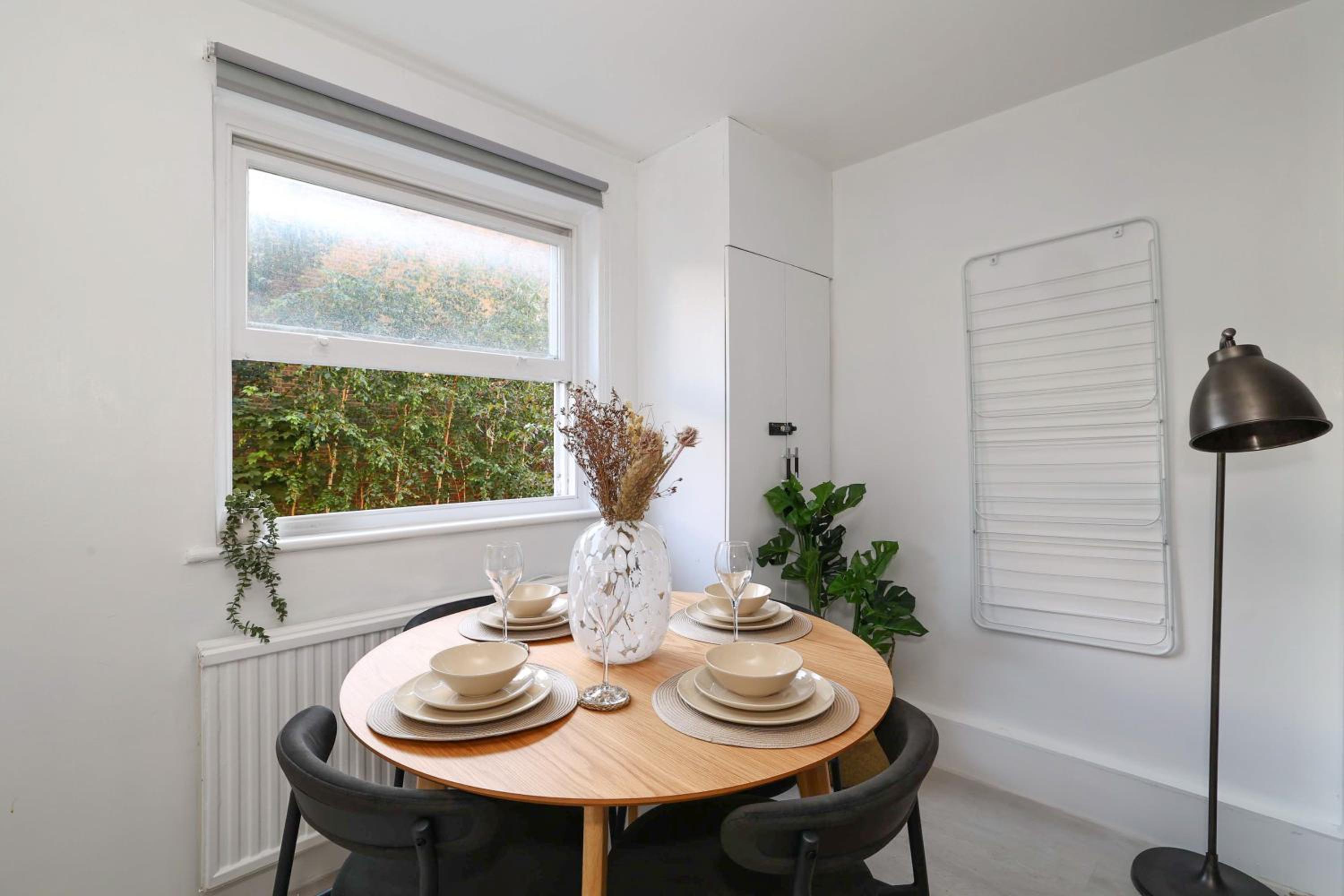 W London apt for 4. Open plan kitchen/living room