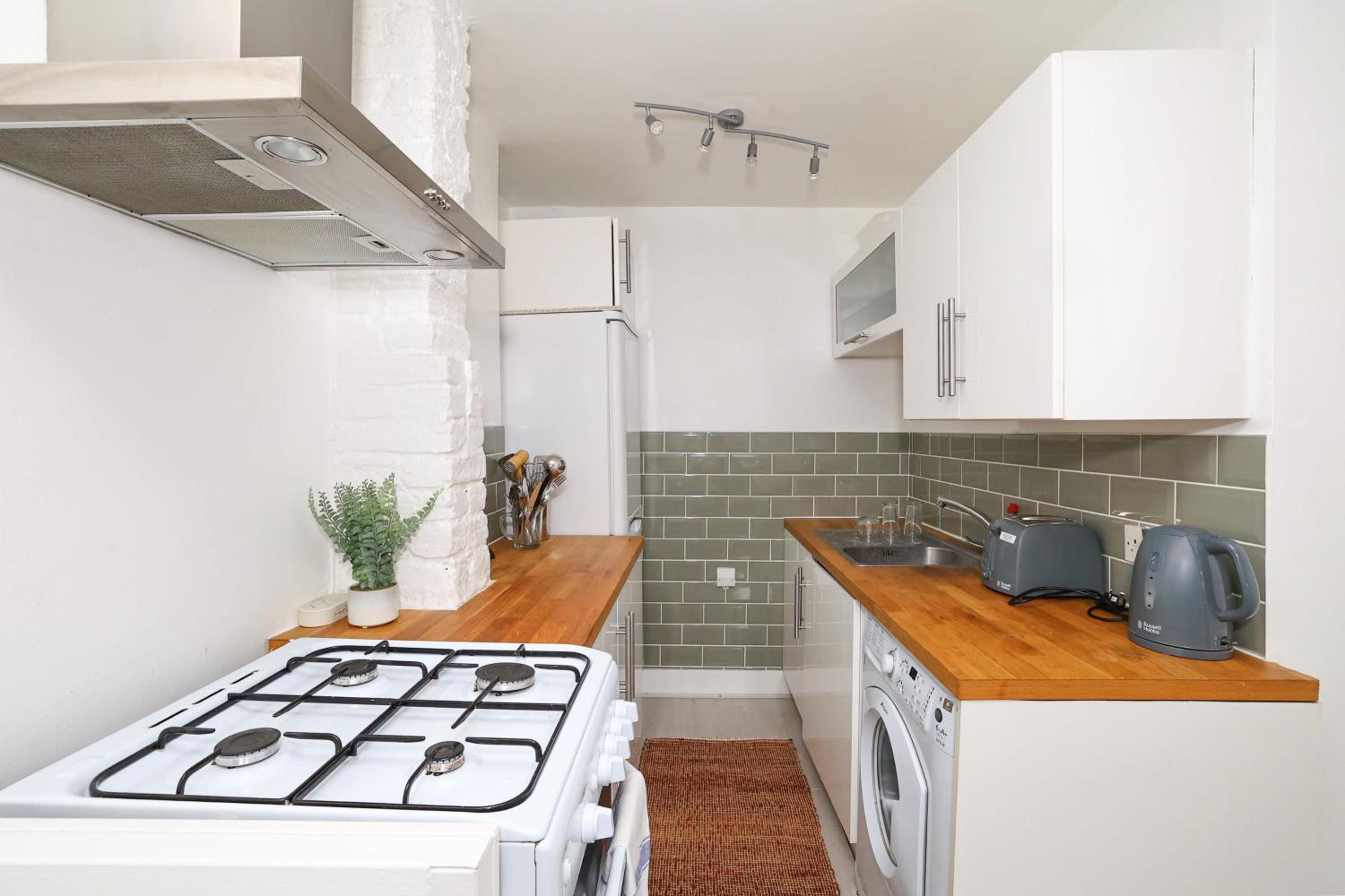 W London apt for 4. Open plan kitchen/living room