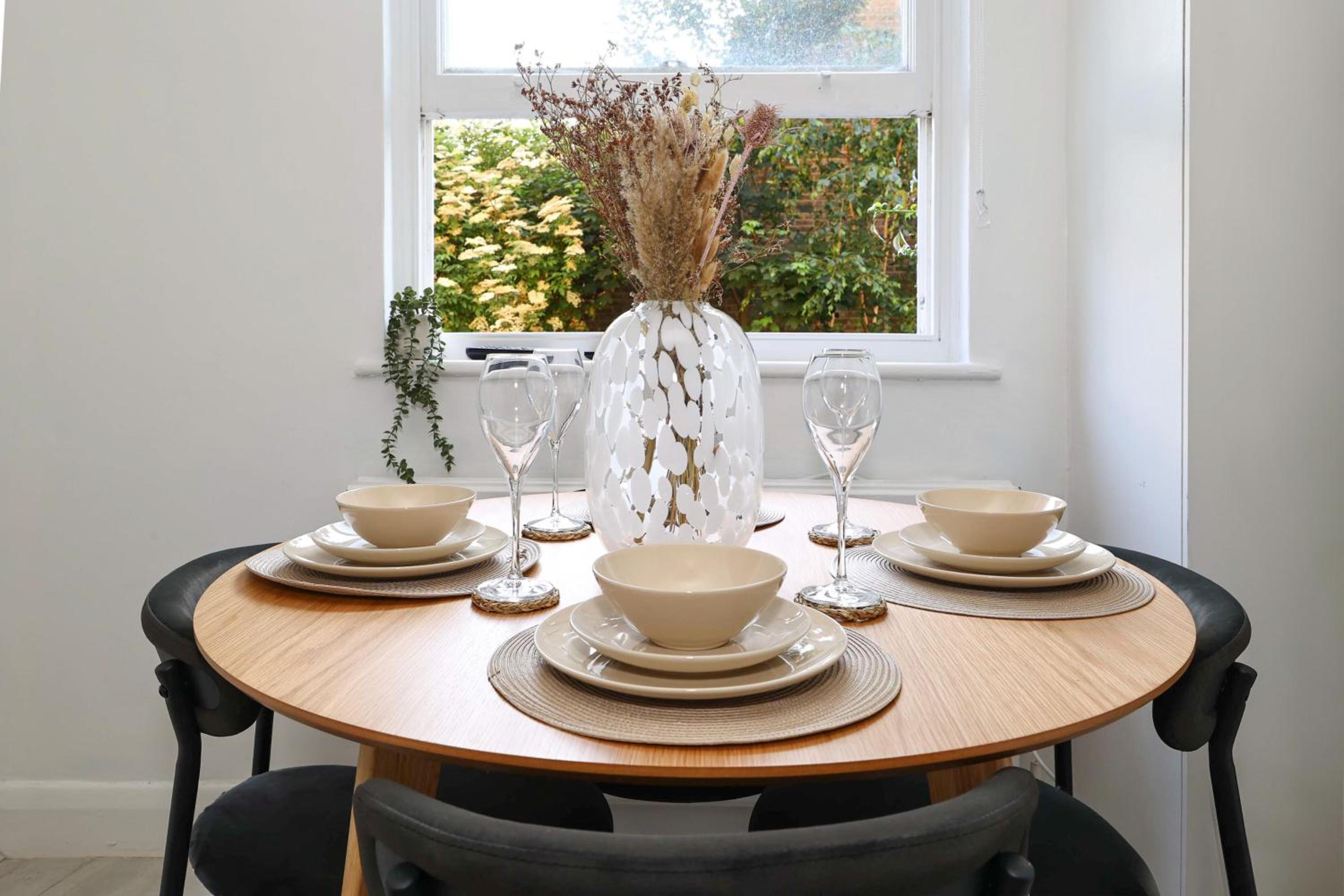 W London apt for 4. Open plan kitchen/living room
