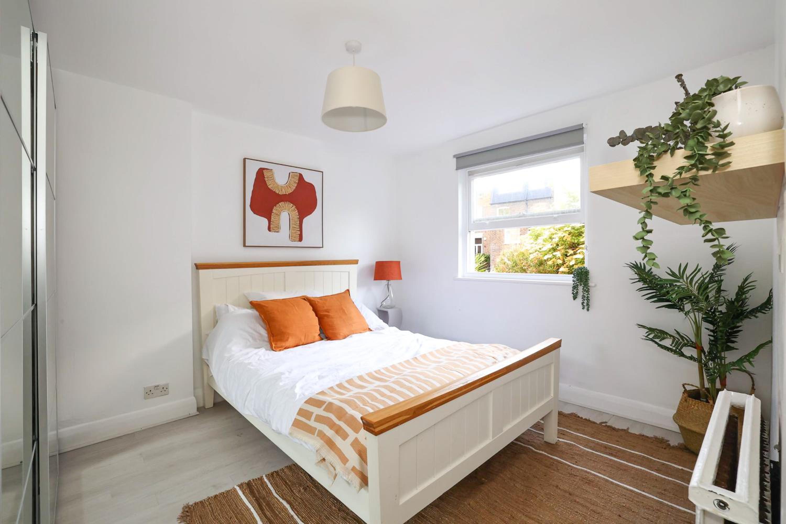 W London apt for 4. Open plan kitchen/living room