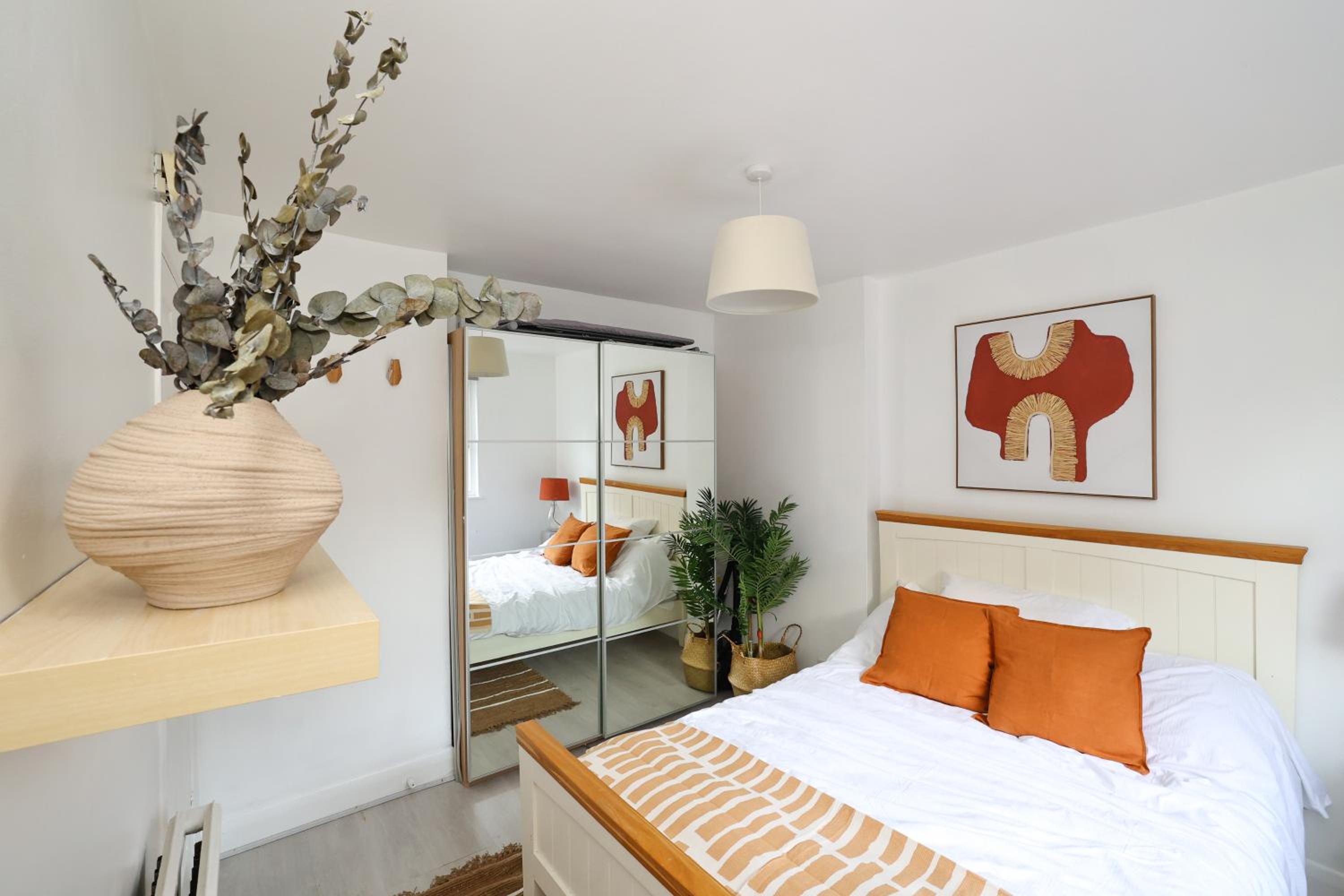 W London apt for 4. Open plan kitchen/living room