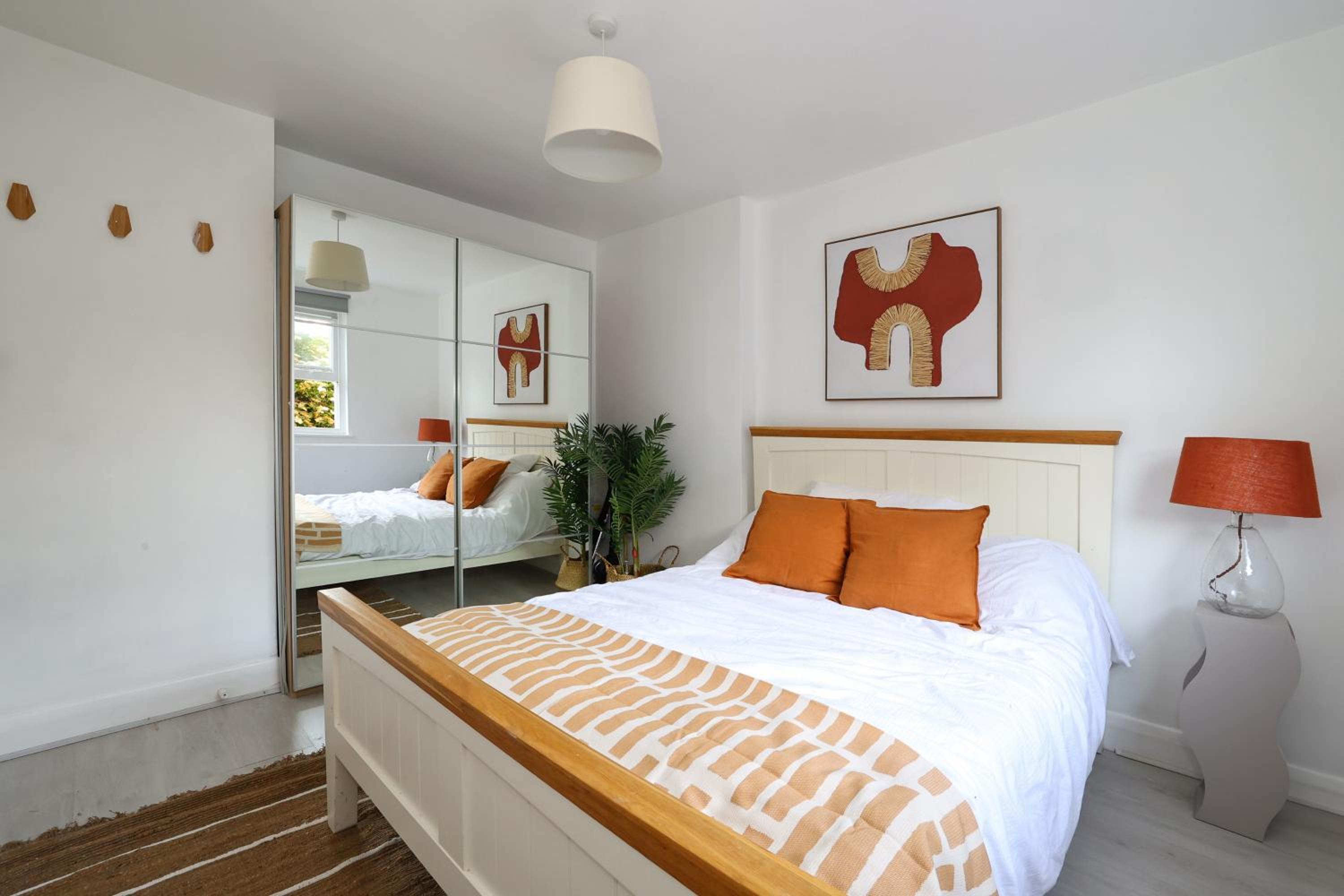 W London apt for 4. Open plan kitchen/living room