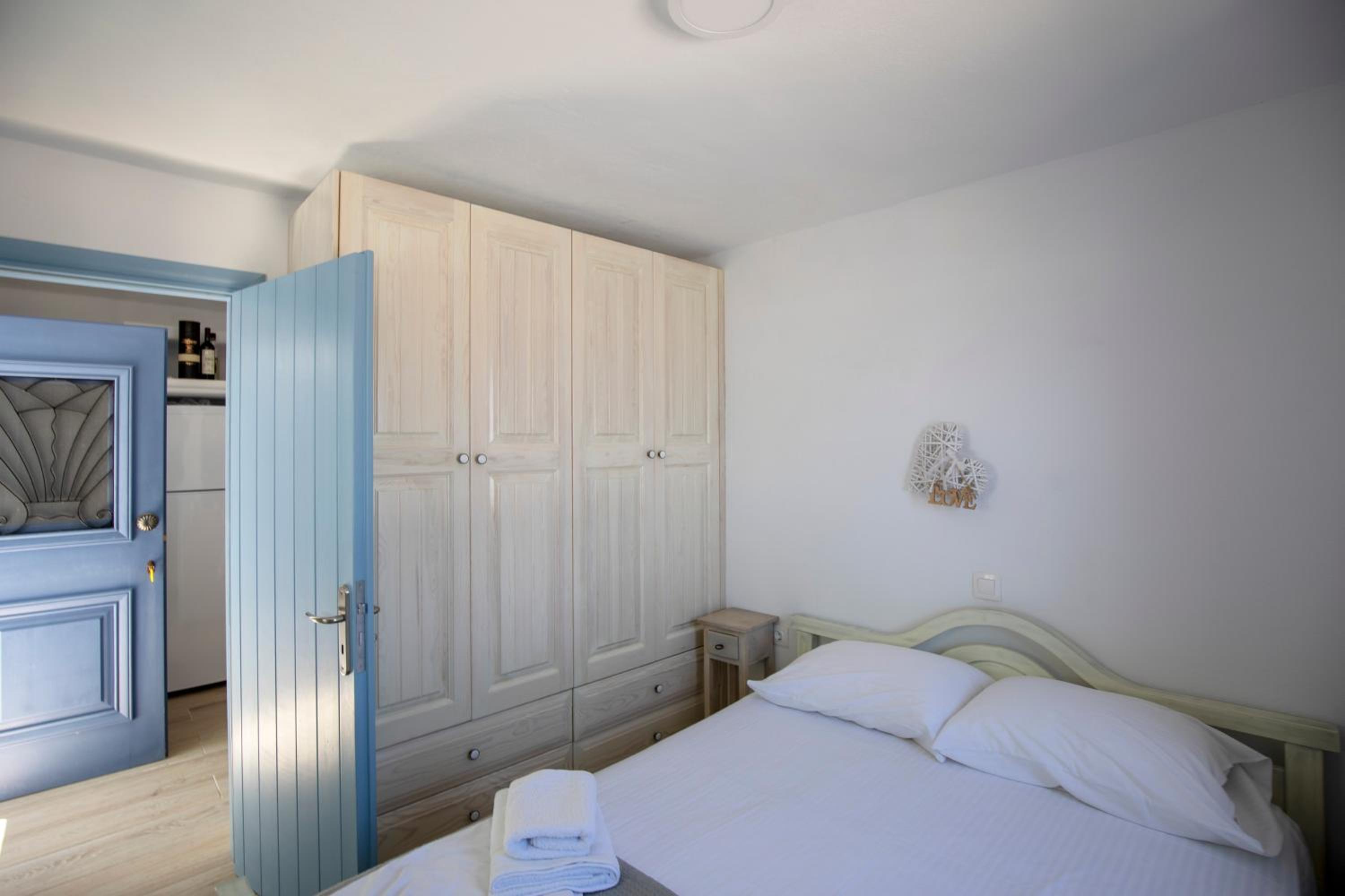 Thea Menetes photo 3