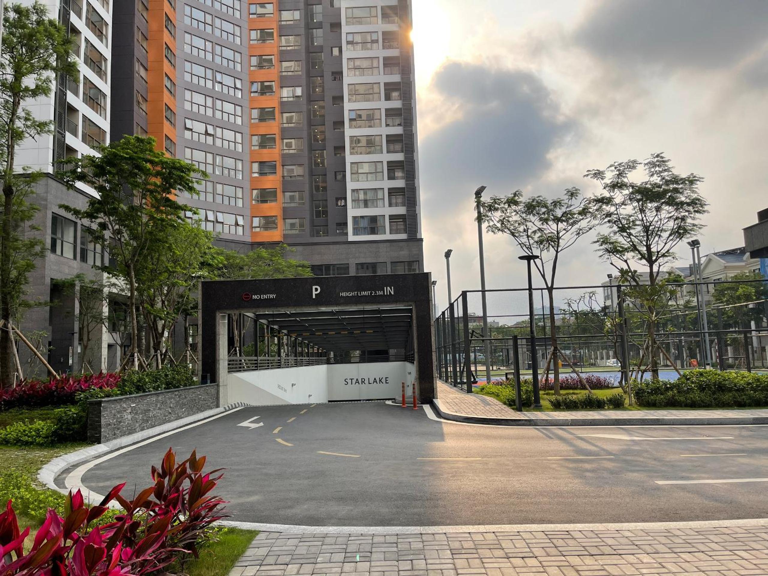 Daewoo Starlake Tay Ho Tay next to Korean Embassy