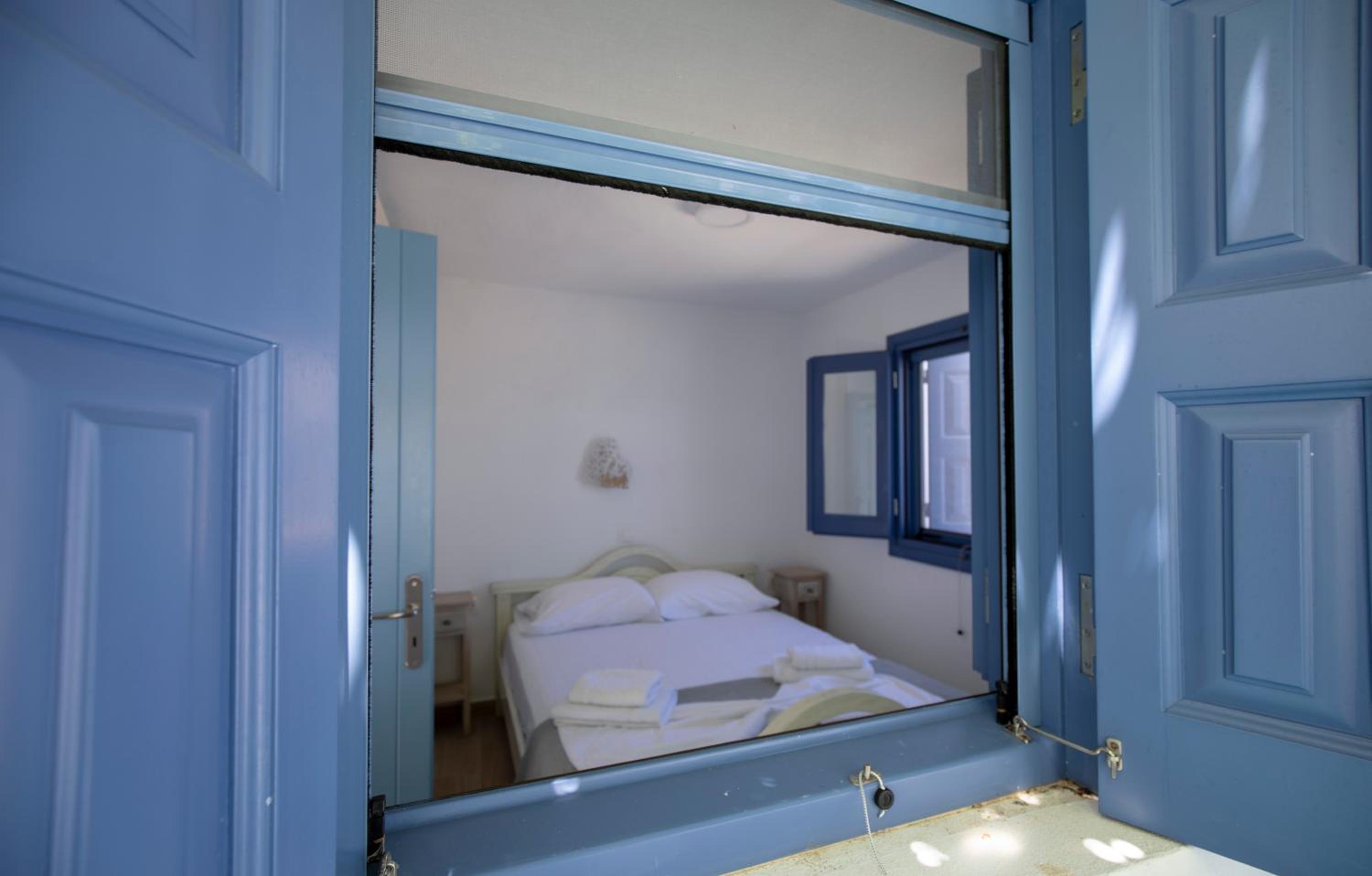 Thea Menetes photo 2