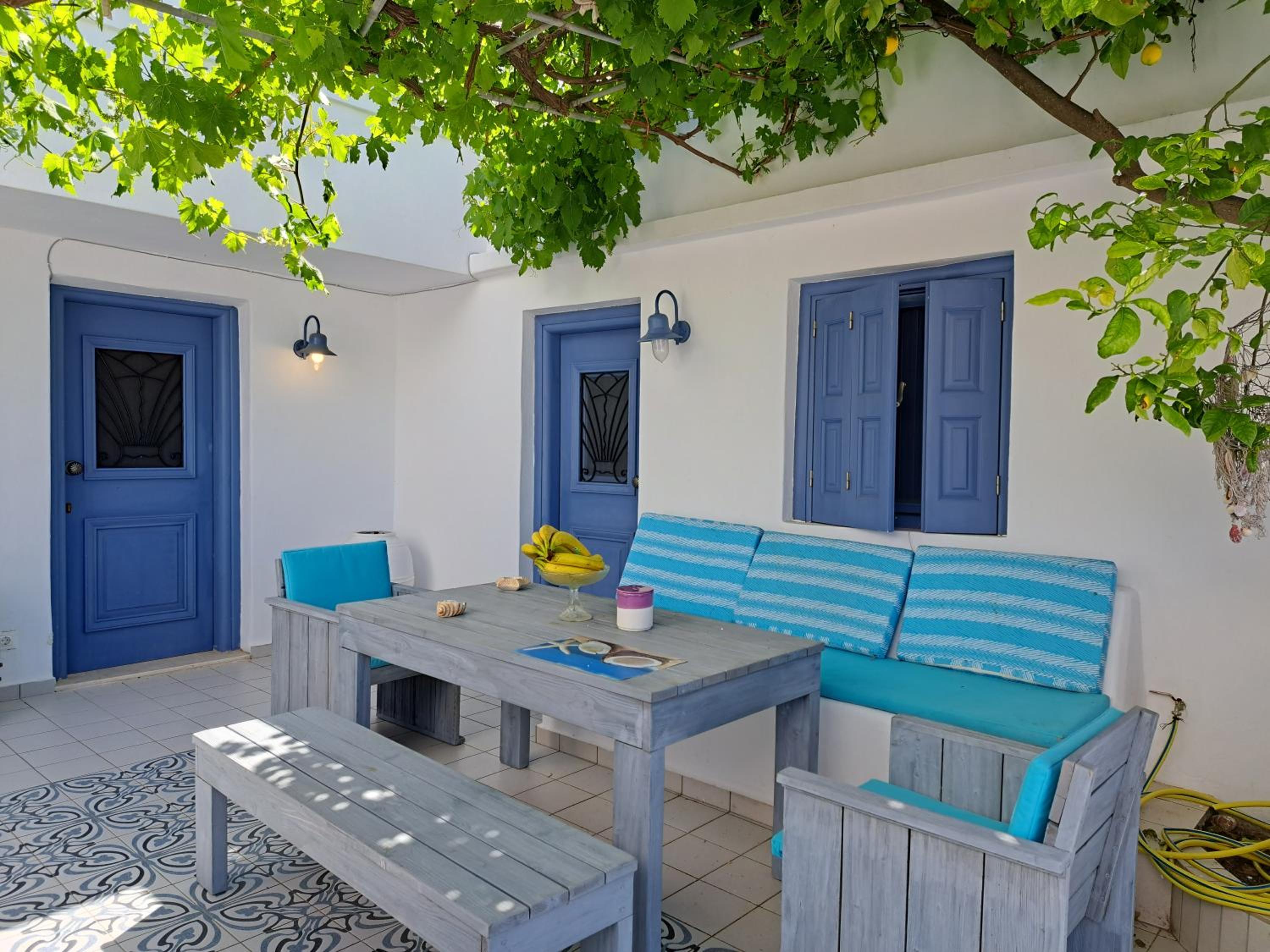 Thea Menetes photo 5