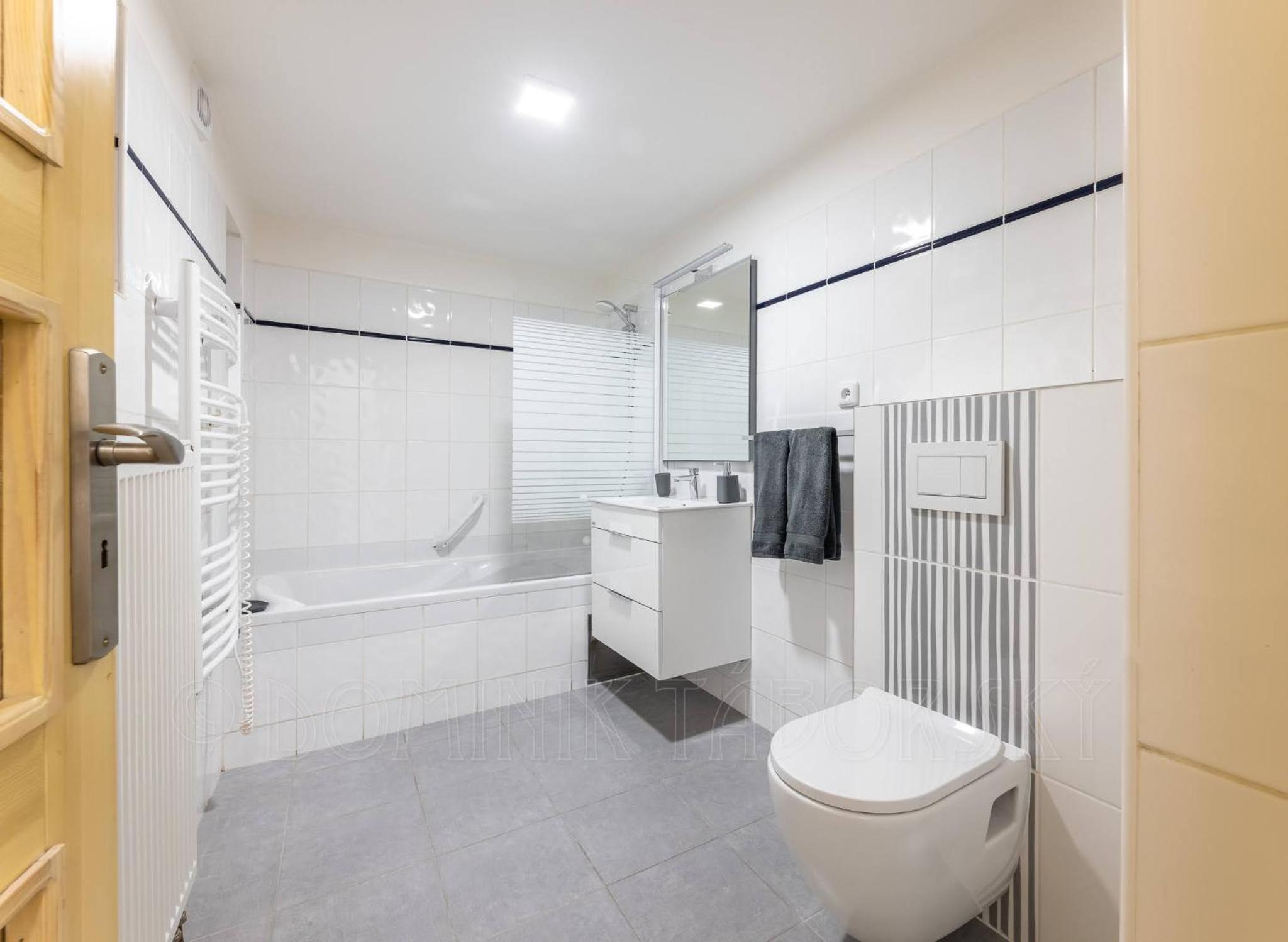 Exclusive Old Town Suites with City Views & AC by EasyBNB Premium