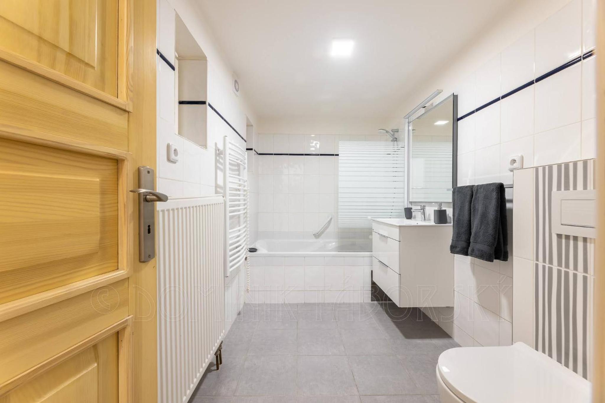 Exclusive Old Town Suites with City Views & AC by EasyBNB Premium