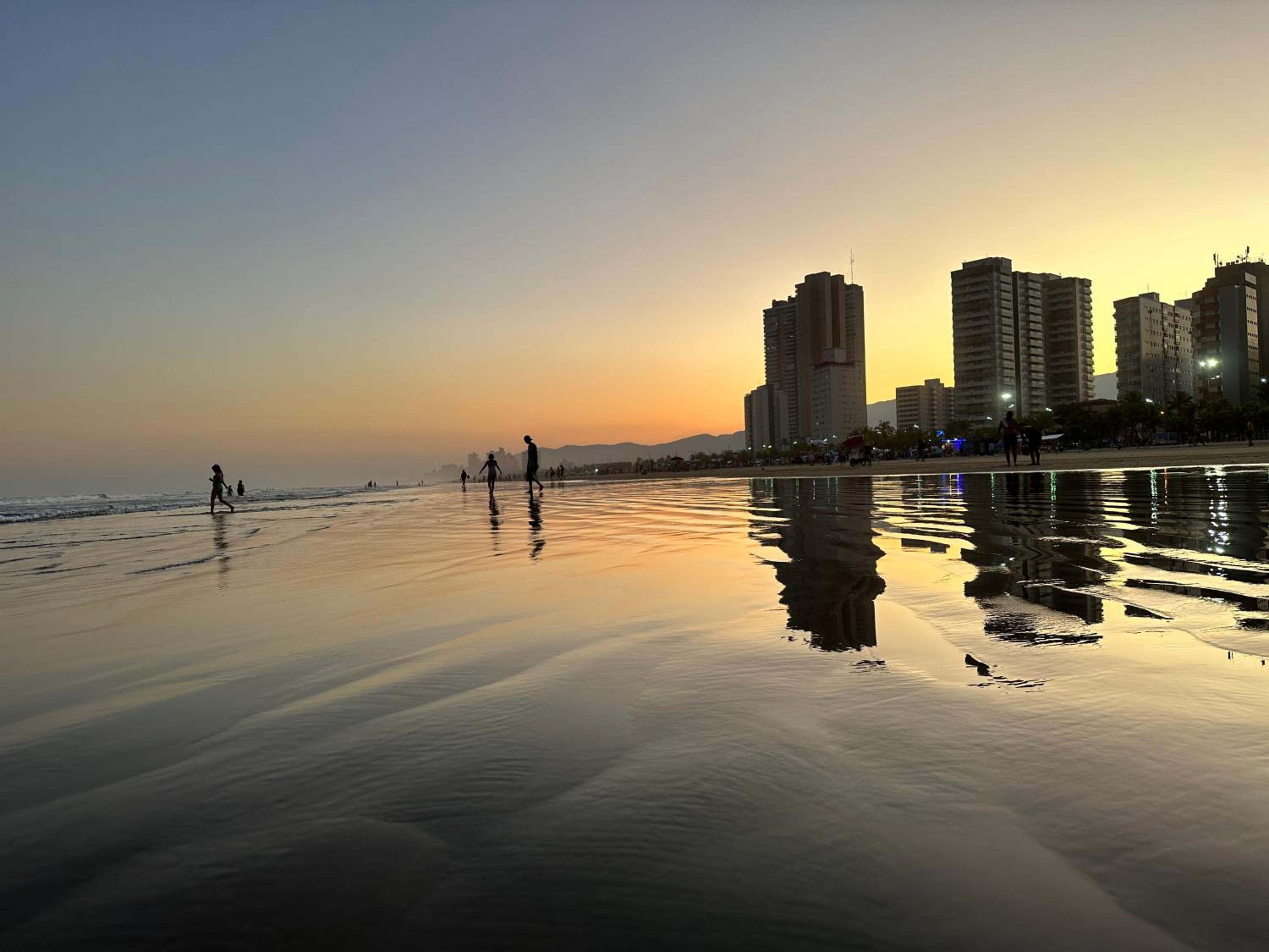 Apto Luxo Praia Grande 50m da Praia WI-FI Familiar