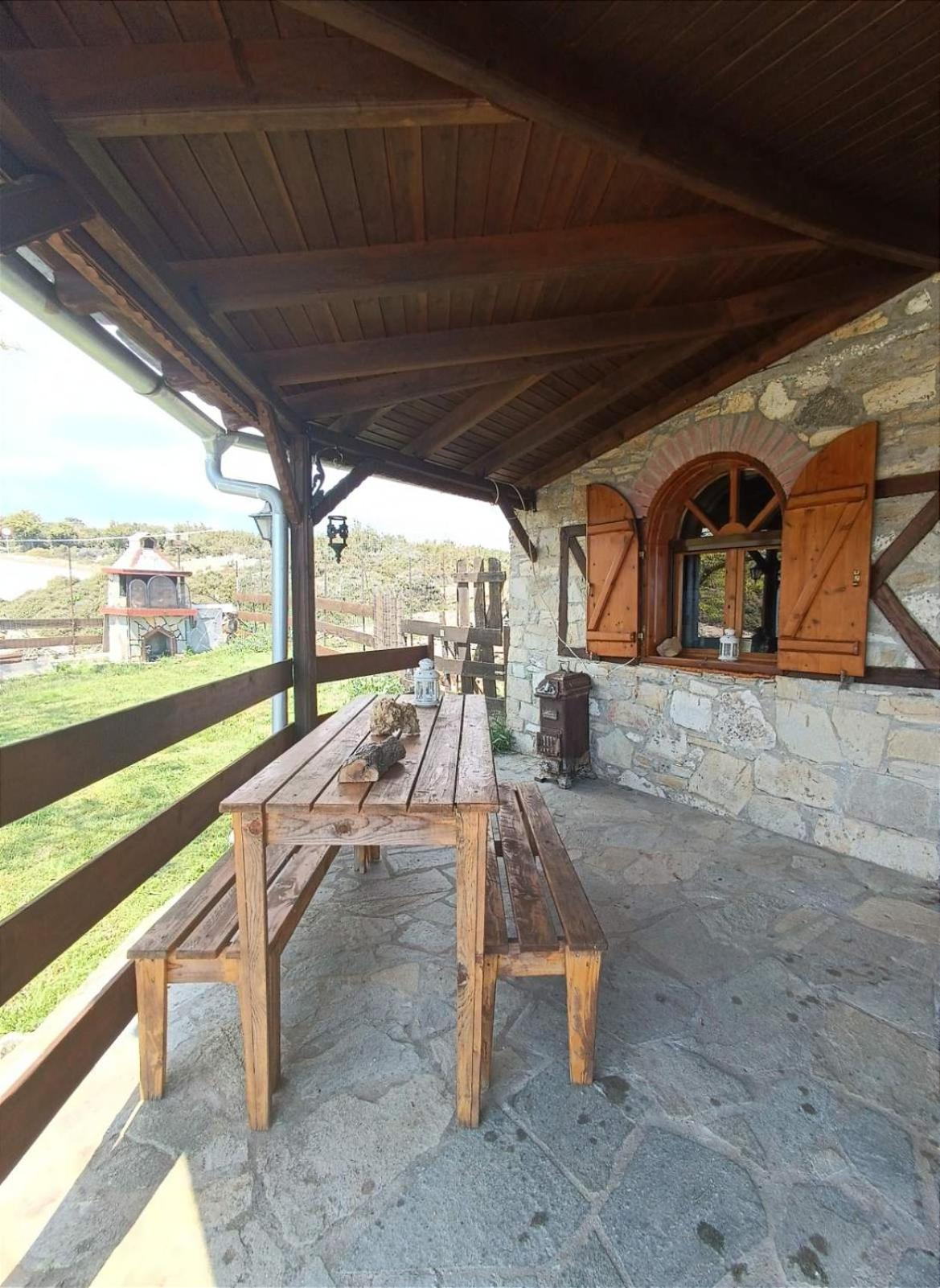 Mountain House Kastro view 3