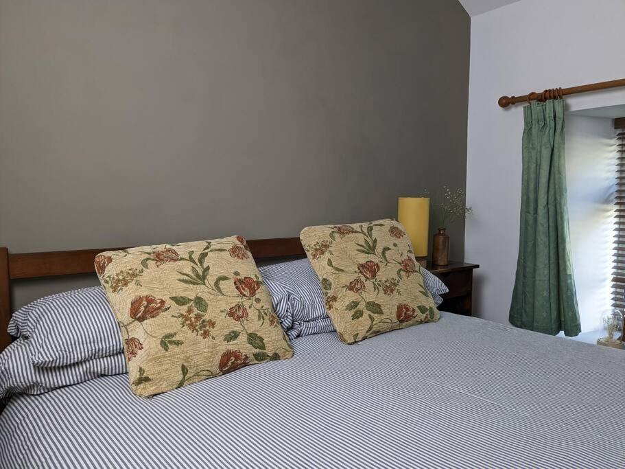 Rustic Vintage Cottage: Near Waterfall Country view 3