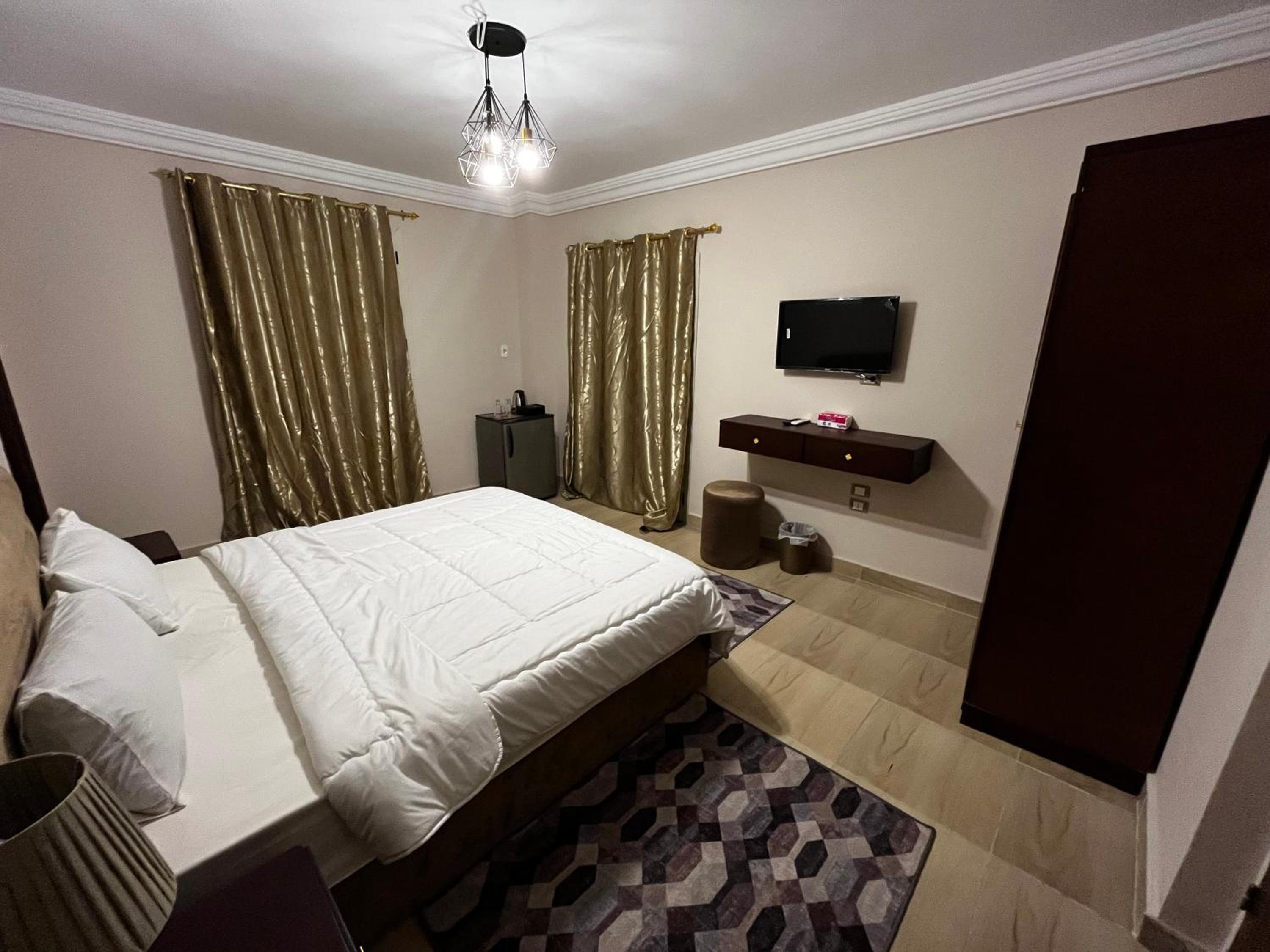 King hur pyramids inn