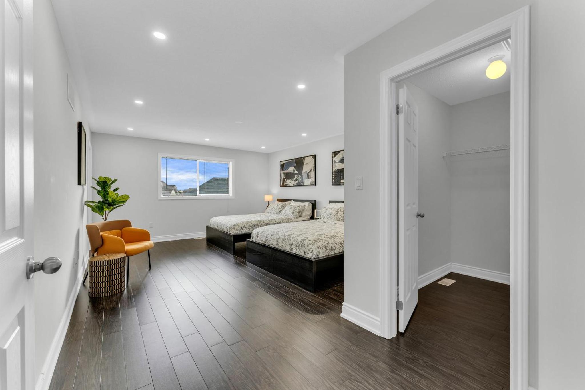 Oshawa Family Haven - Luxury 7BR Villa with Cozy Fireplaces & Hot Tub