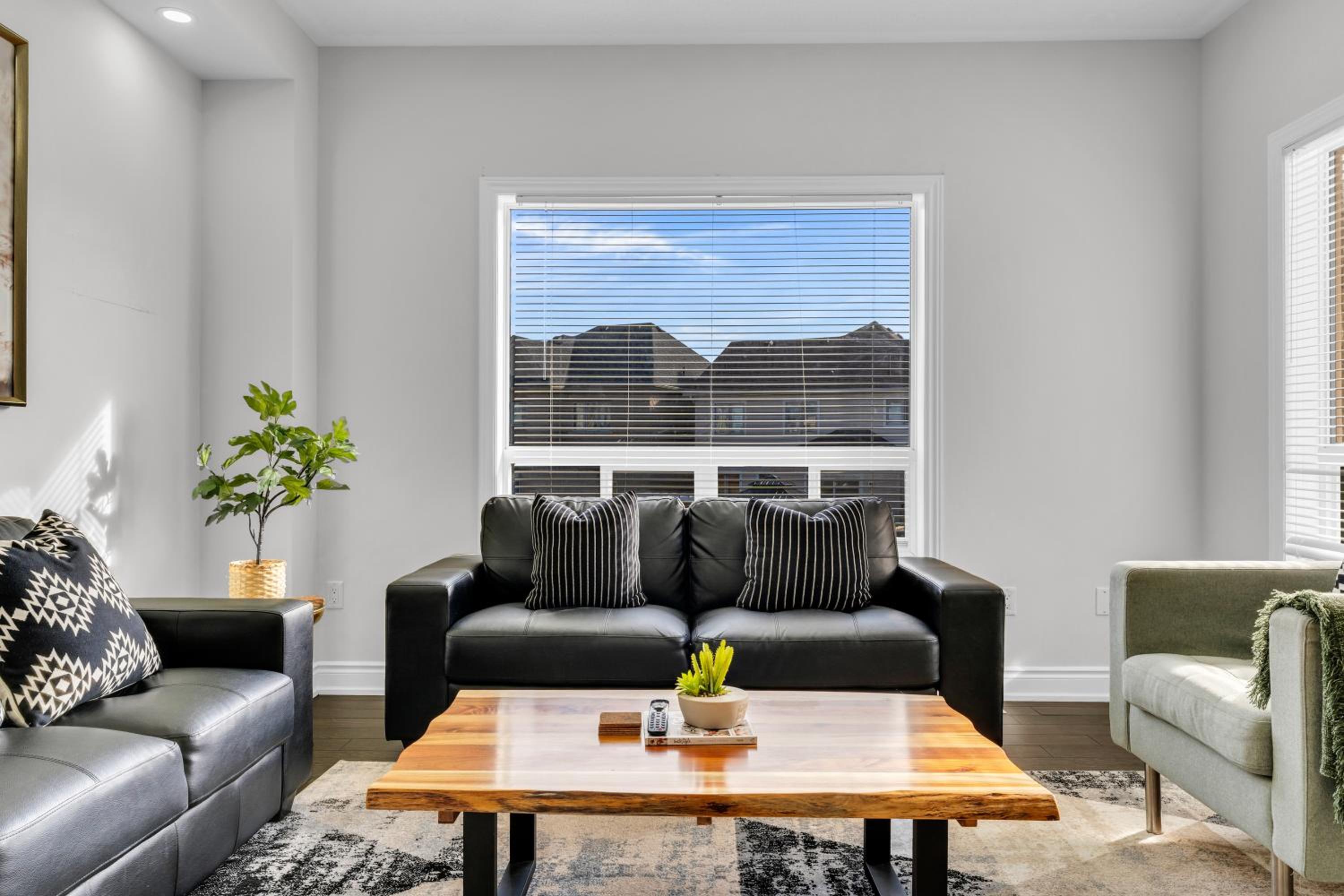 Oshawa Family Haven - Luxury 7BR Villa with Cozy Fireplaces & Hot Tub