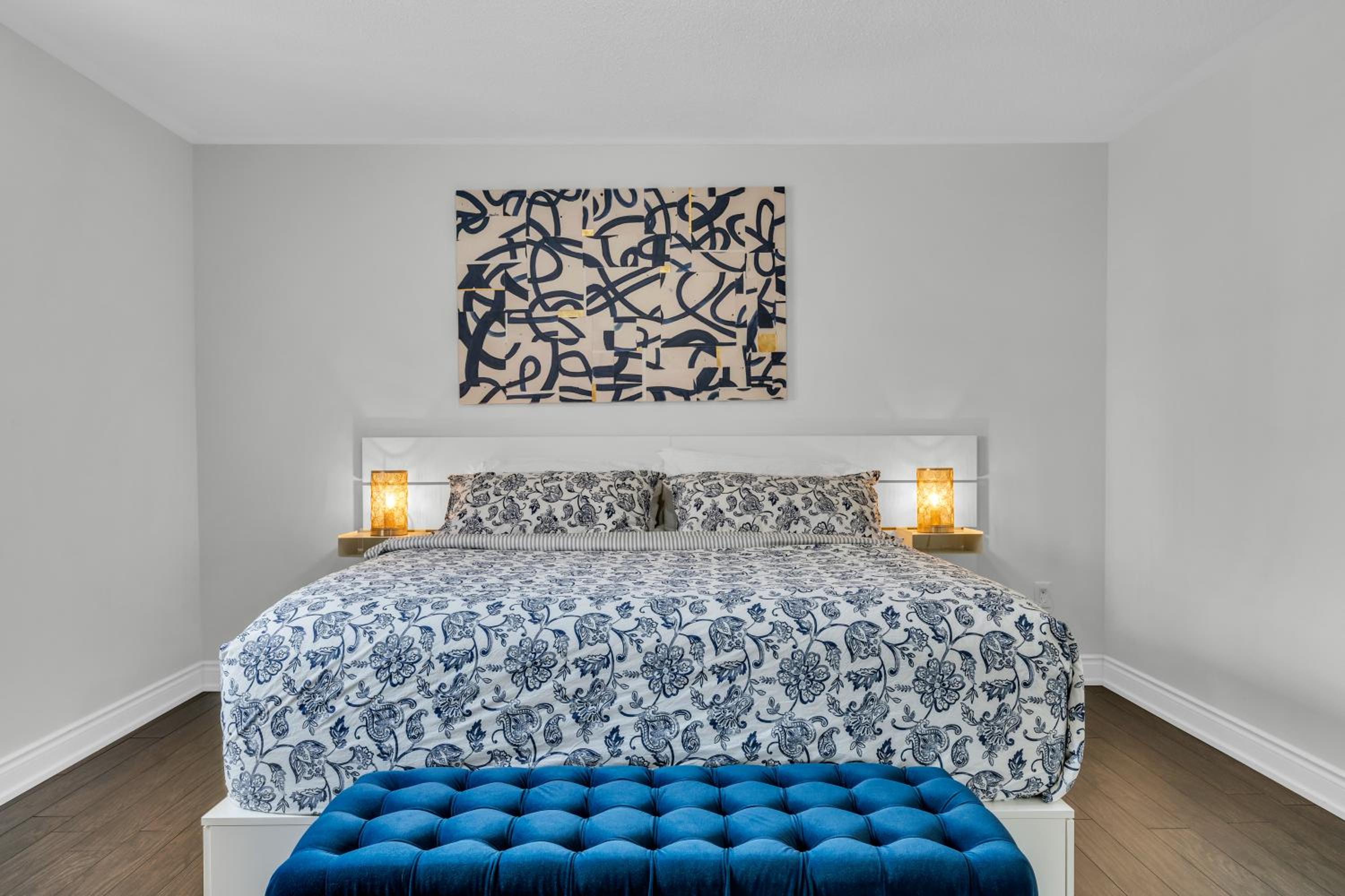 Oshawa Family Haven - Luxury 7BR Villa with Cozy Fireplaces & Hot Tub