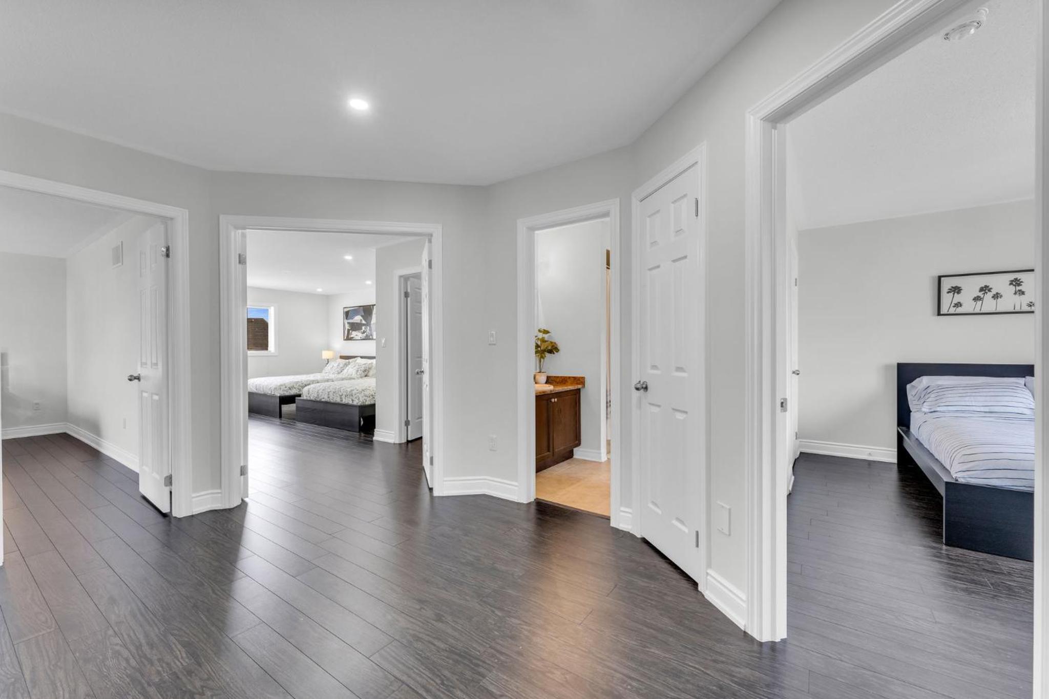 Oshawa Family Haven - Luxury 7BR Villa with Cozy Fireplaces & Hot Tub