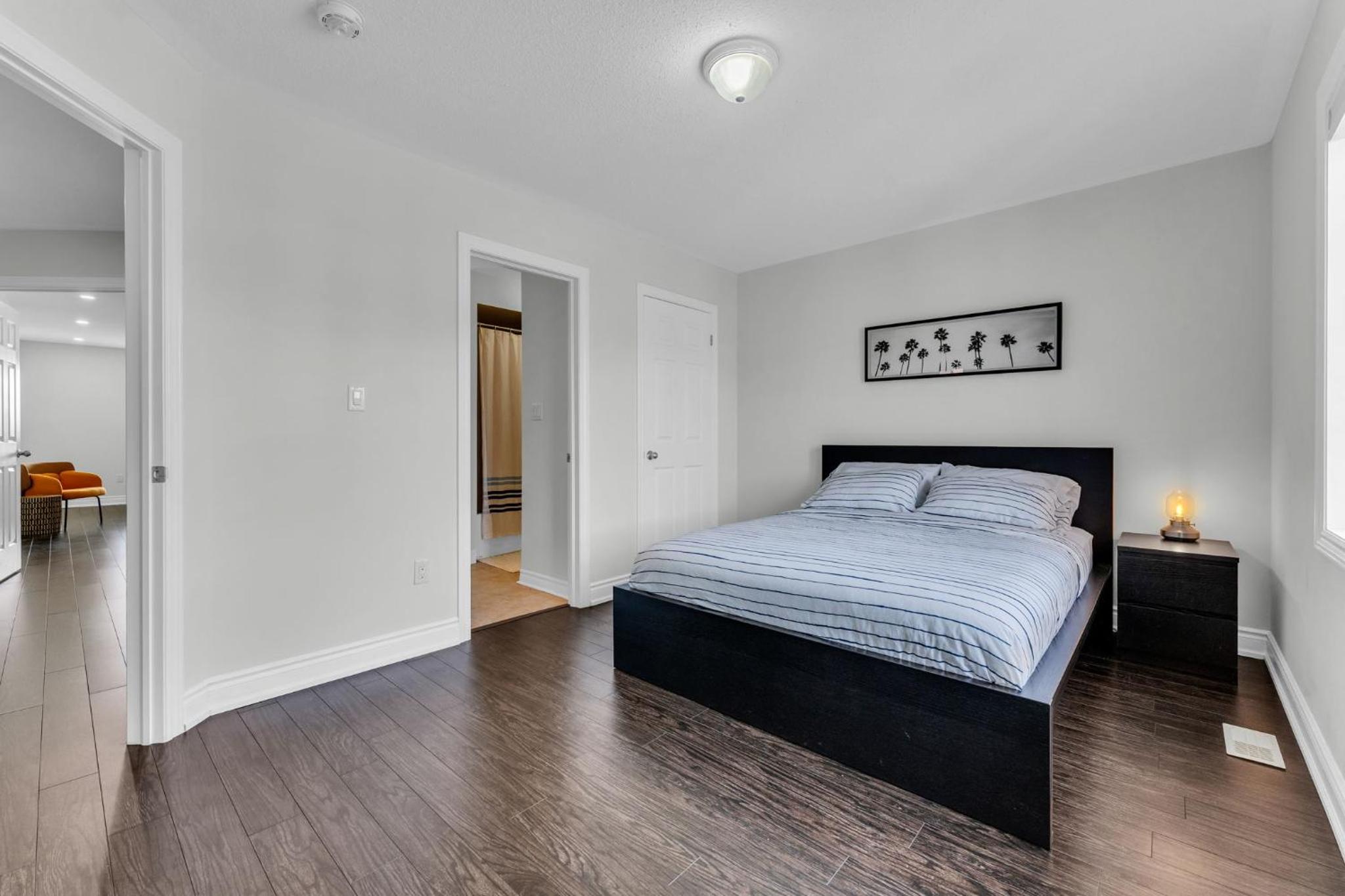 Oshawa Family Haven - Luxury 7BR Villa with Cozy Fireplaces & Hot Tub