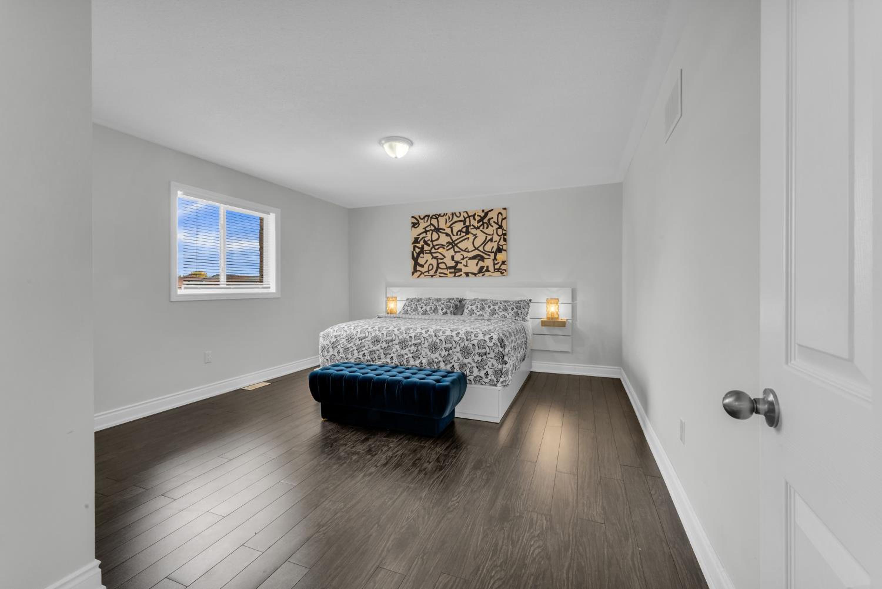 Oshawa Family Haven - Luxury 7BR Villa with Cozy Fireplaces & Hot Tub