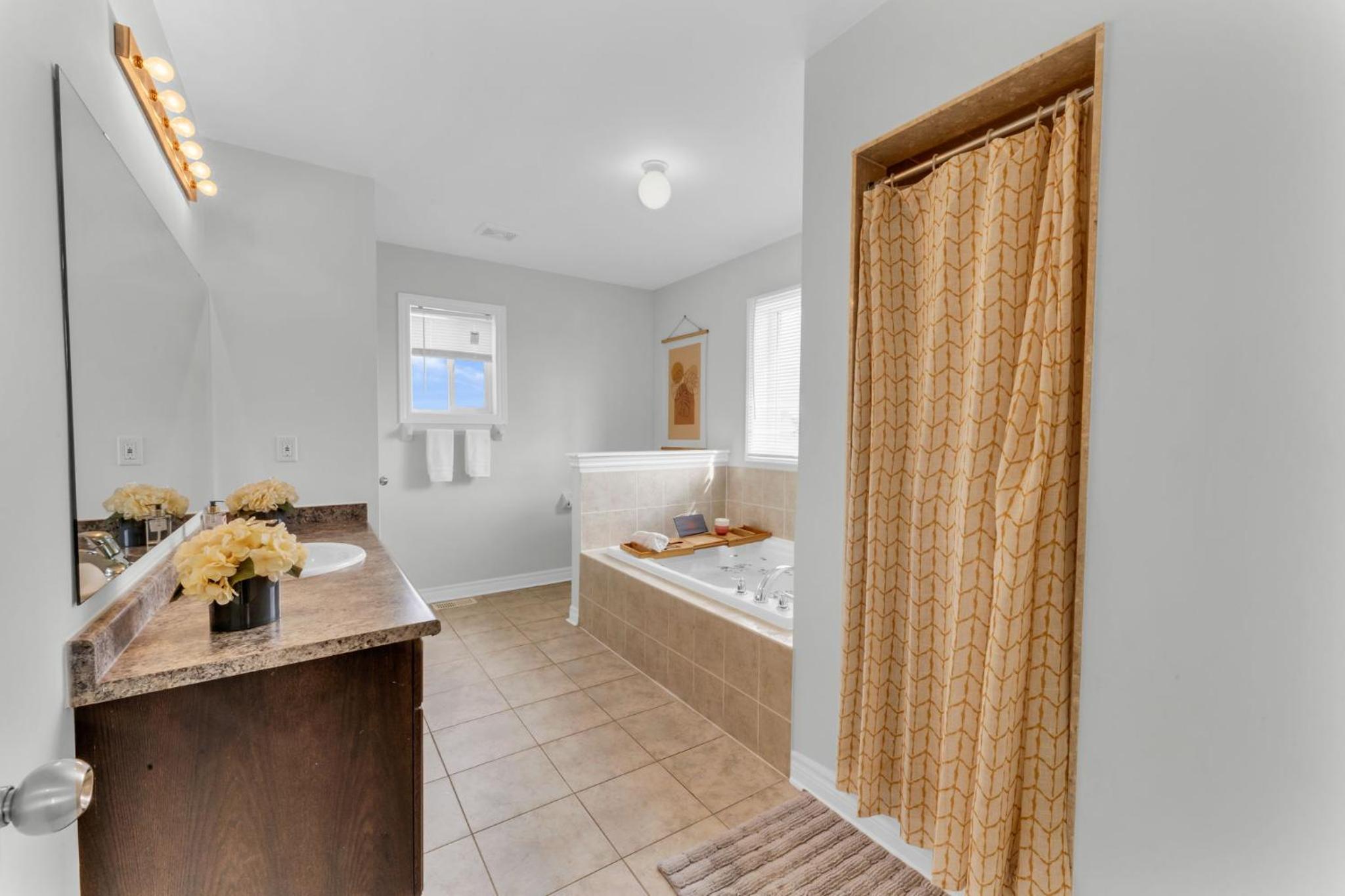 Oshawa Family Haven - Luxury 7BR Villa with Cozy Fireplaces & Hot Tub