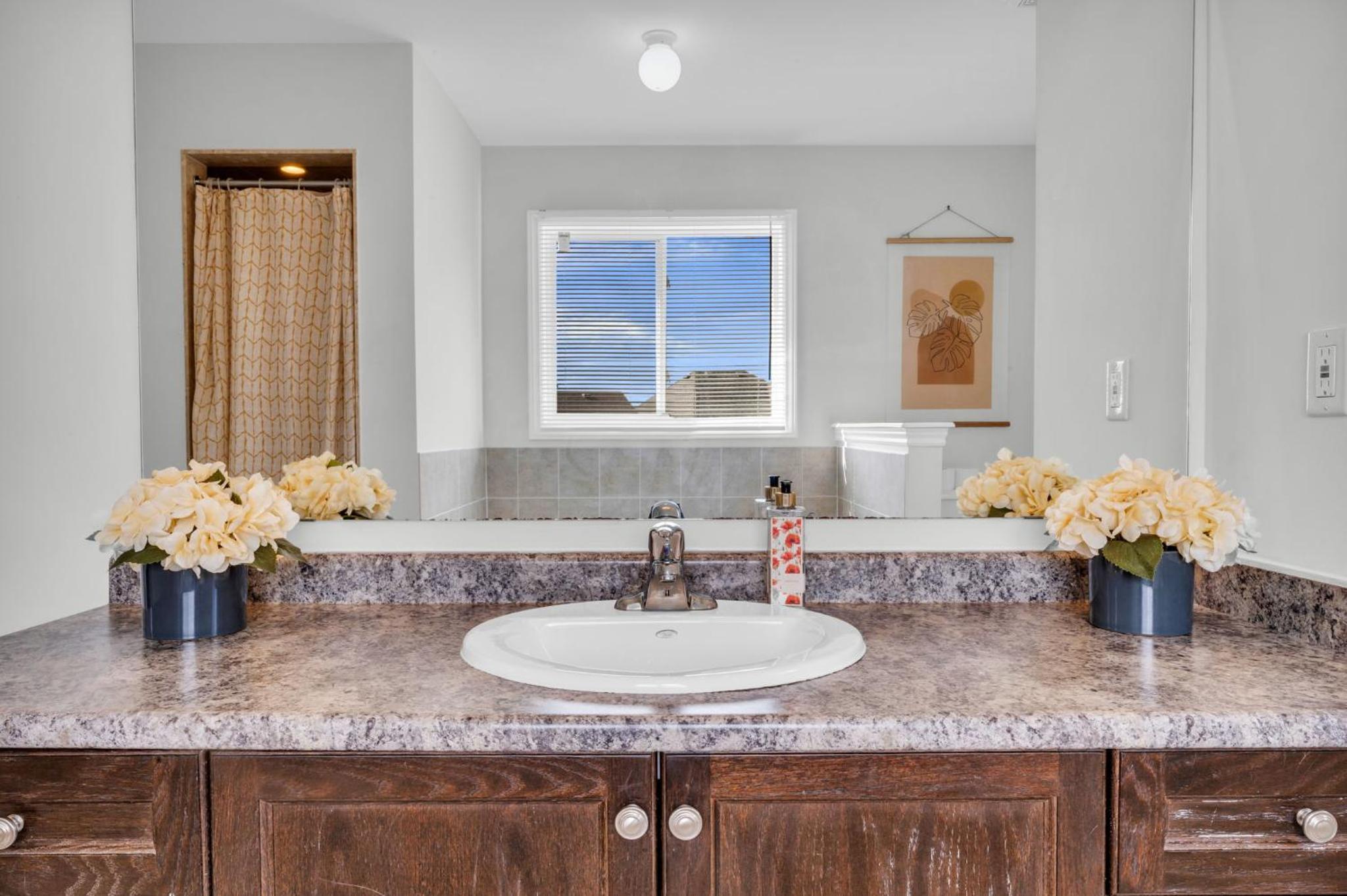 Oshawa Family Haven - Luxury 7BR Villa with Cozy Fireplaces & Hot Tub