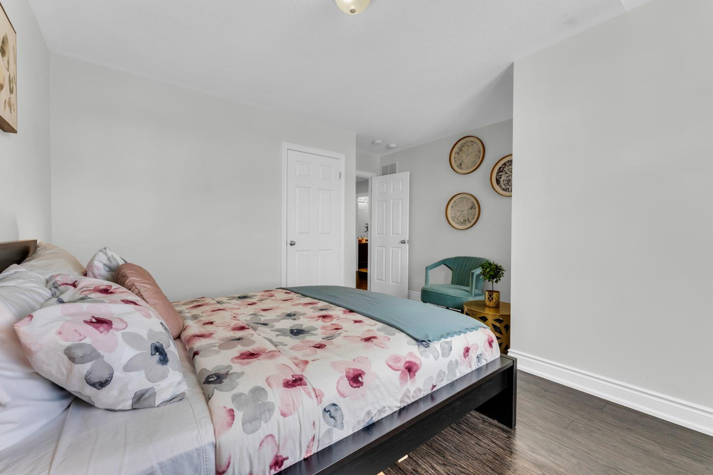 Oshawa Family Haven - Luxury 7BR Villa with Cozy Fireplaces & Hot Tub