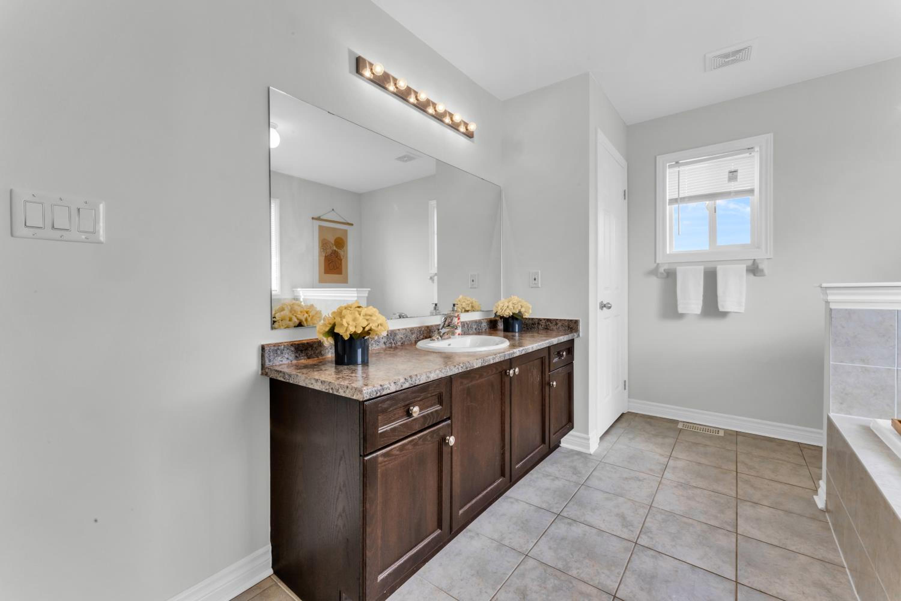 Oshawa Family Haven - Luxury 7BR Villa with Cozy Fireplaces & Hot Tub