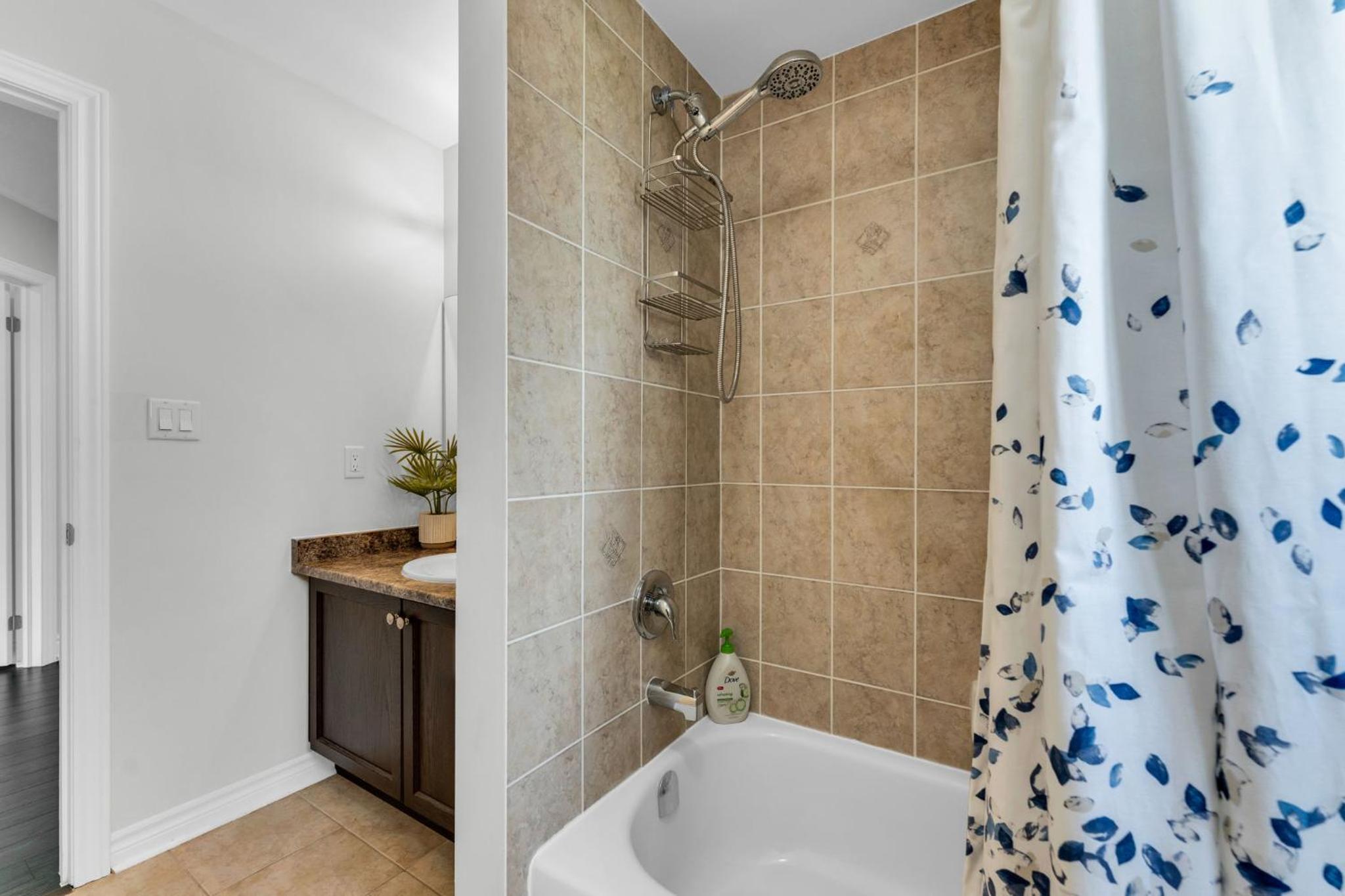 Oshawa Family Haven - Luxury 7BR Villa with Cozy Fireplaces & Hot Tub