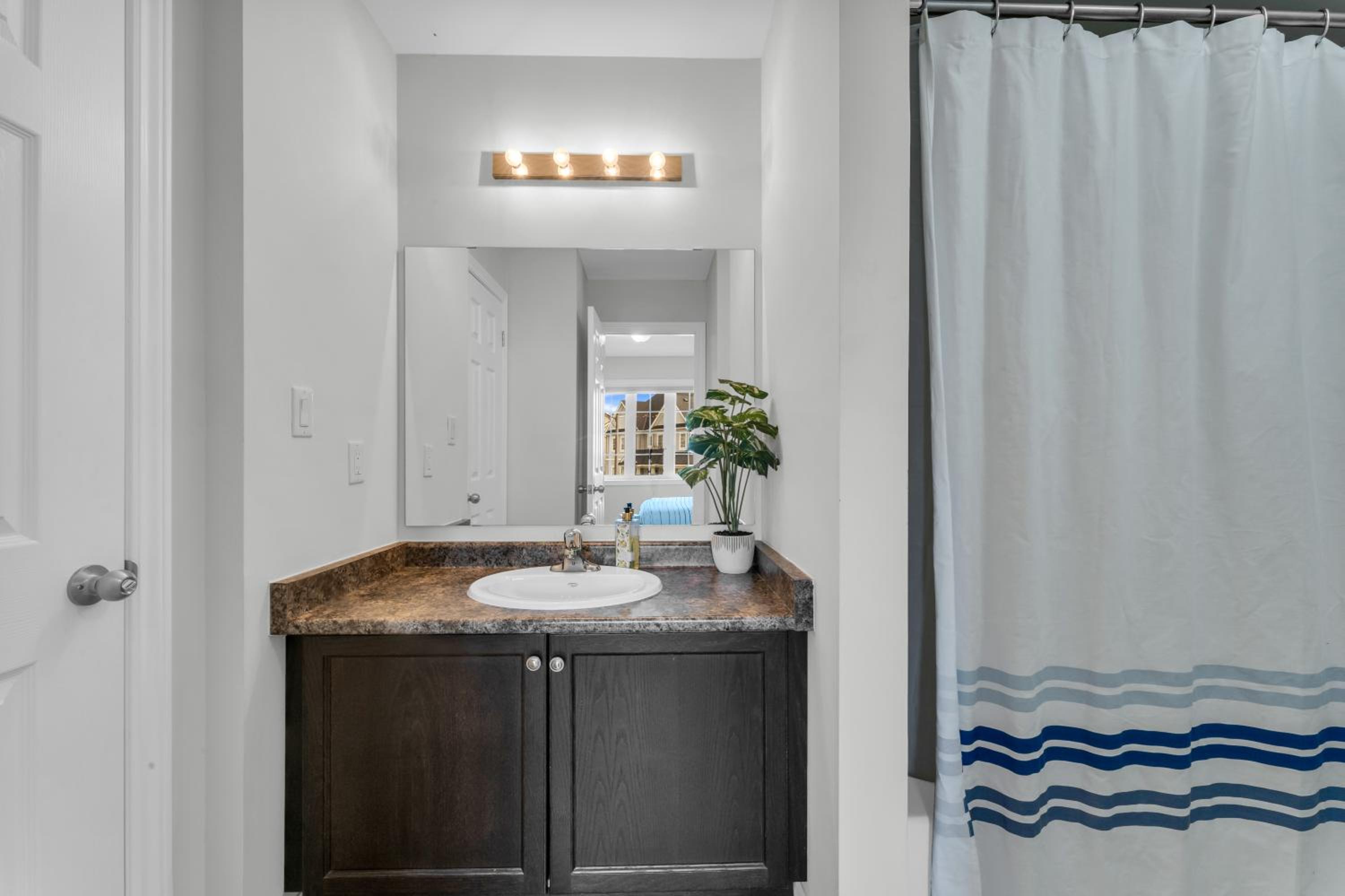 Oshawa Family Haven - Luxury 7BR Villa with Cozy Fireplaces & Hot Tub