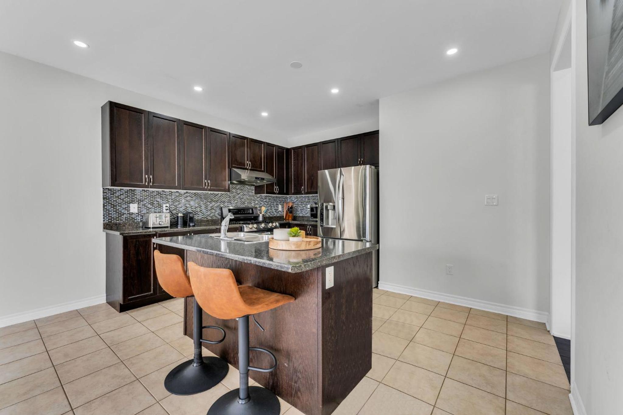 Oshawa Family Haven - Luxury 7BR Villa with Cozy Fireplaces & Hot Tub