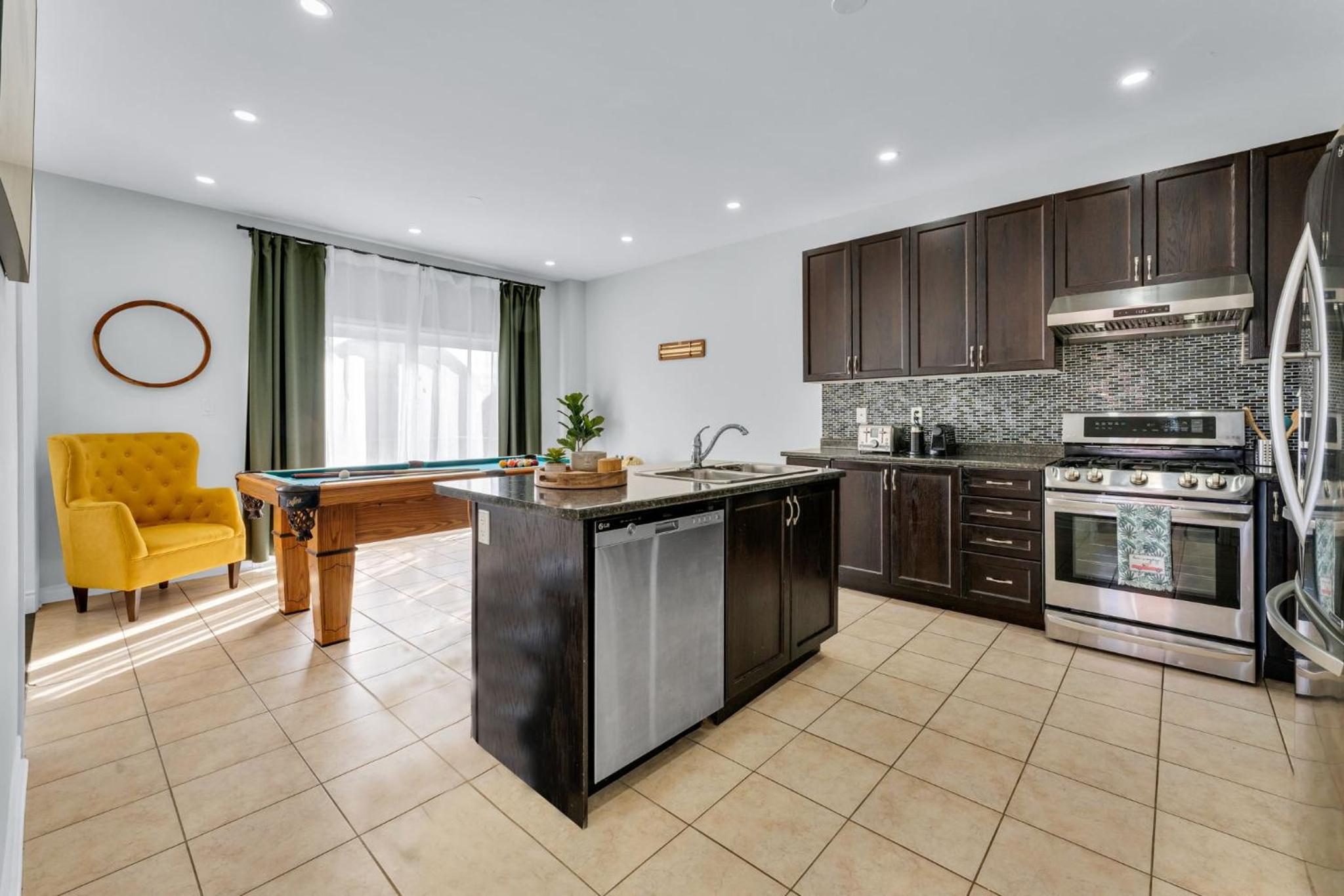 Oshawa Family Haven - Luxury 7BR Villa with Cozy Fireplaces & Hot Tub