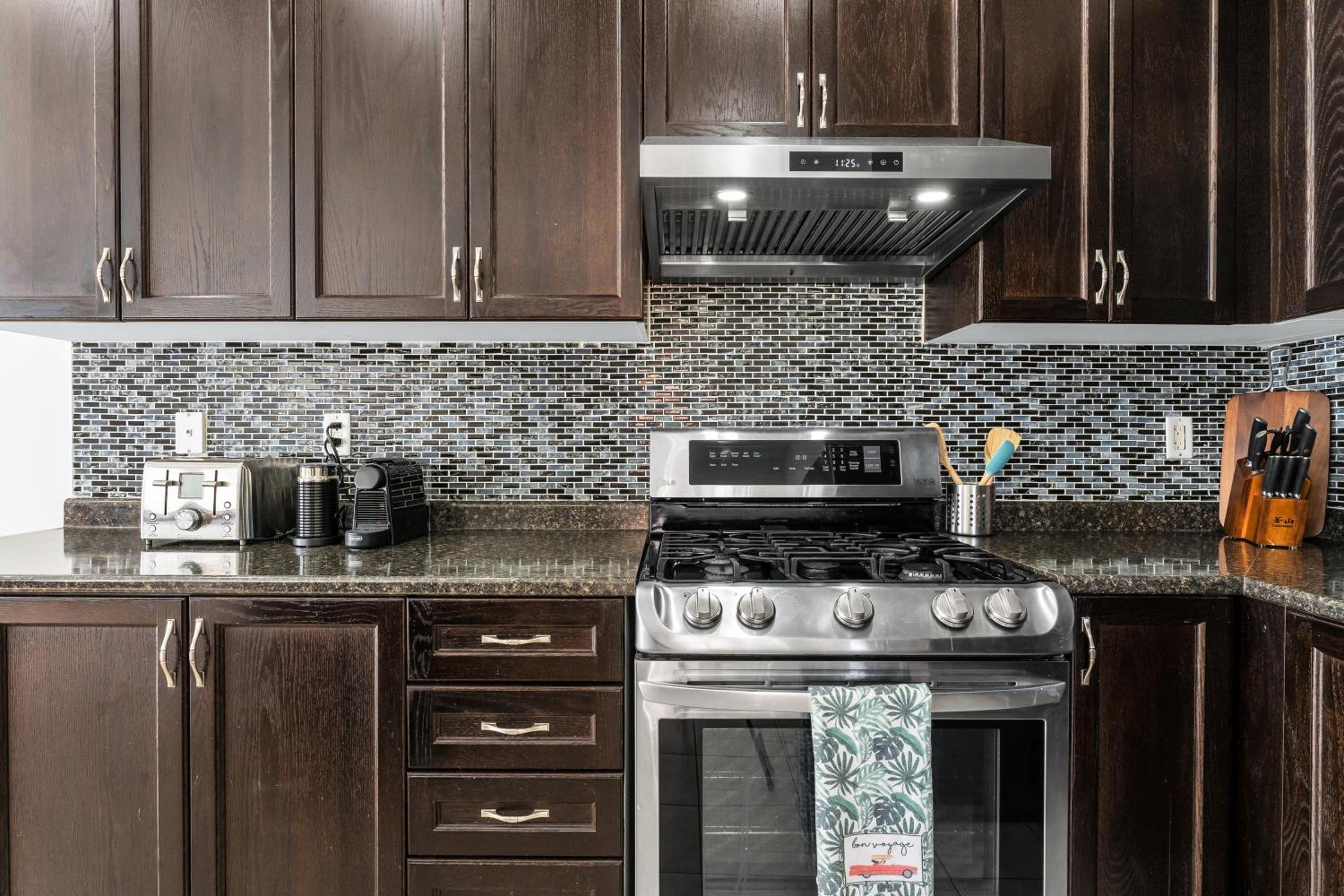 Oshawa Family Haven - Luxury 7BR Villa with Cozy Fireplaces & Hot Tub