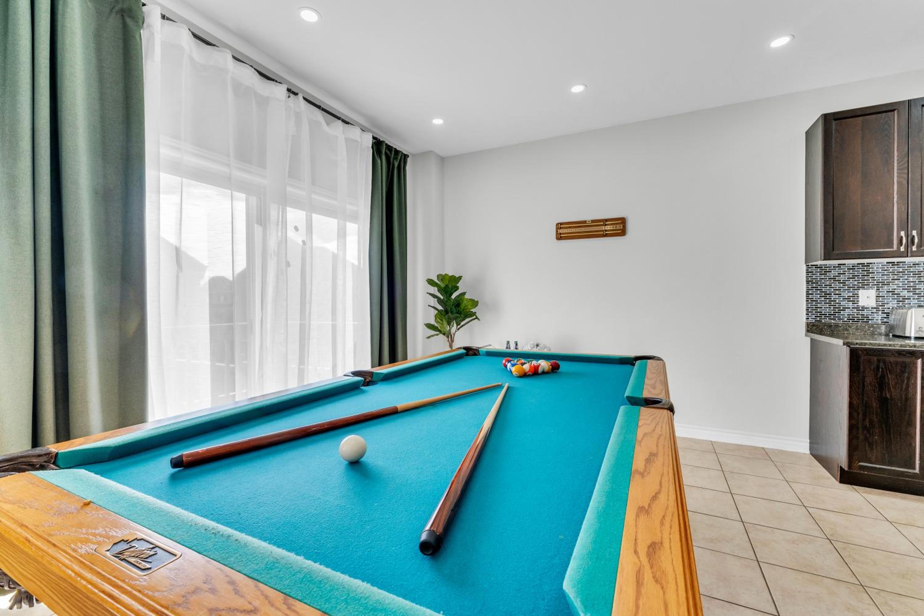 Oshawa Family Haven - Luxury 7BR Villa with Cozy Fireplaces & Hot Tub