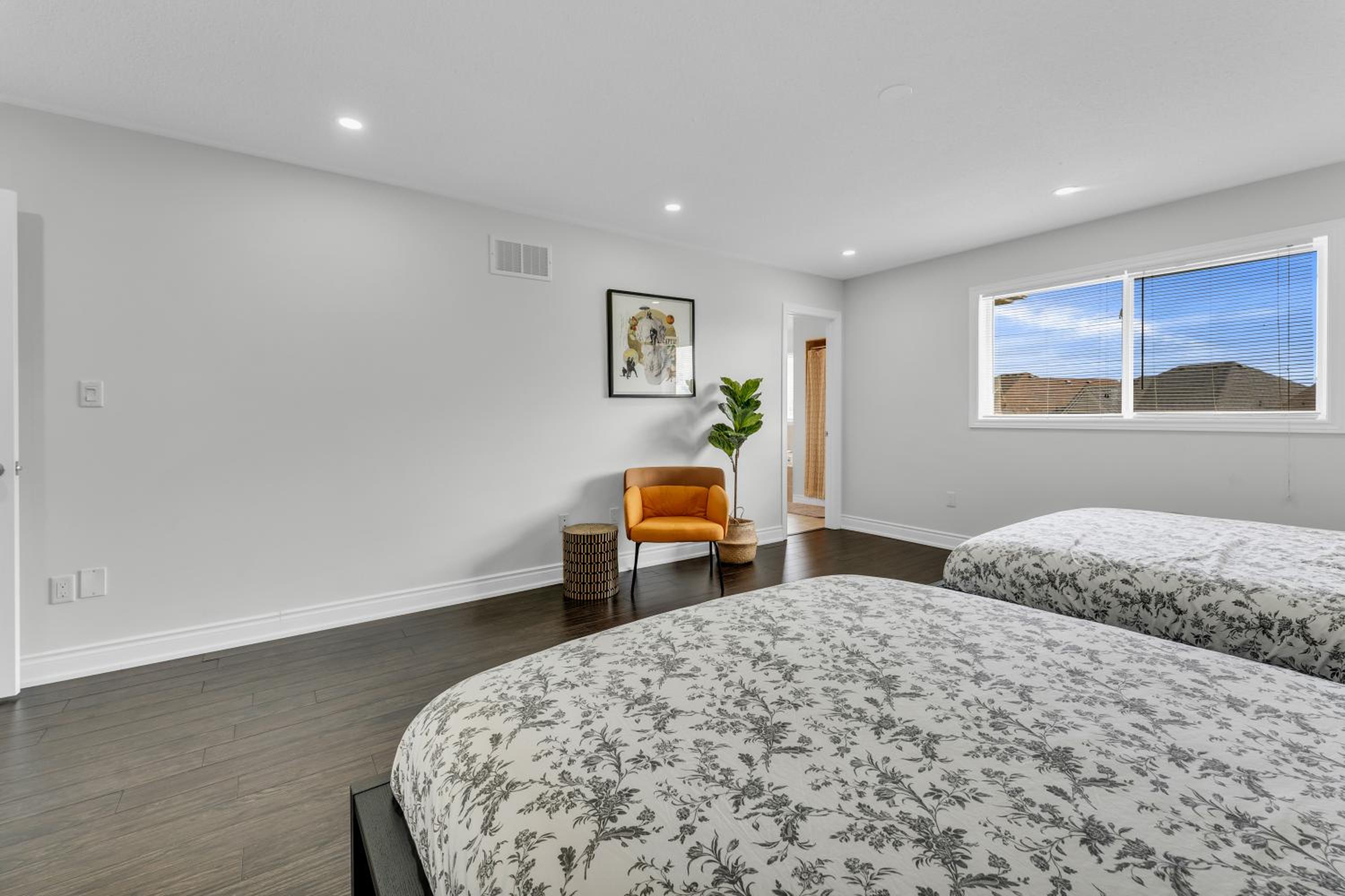 Oshawa Family Haven - Luxury 7BR Villa with Cozy Fireplaces & Hot Tub