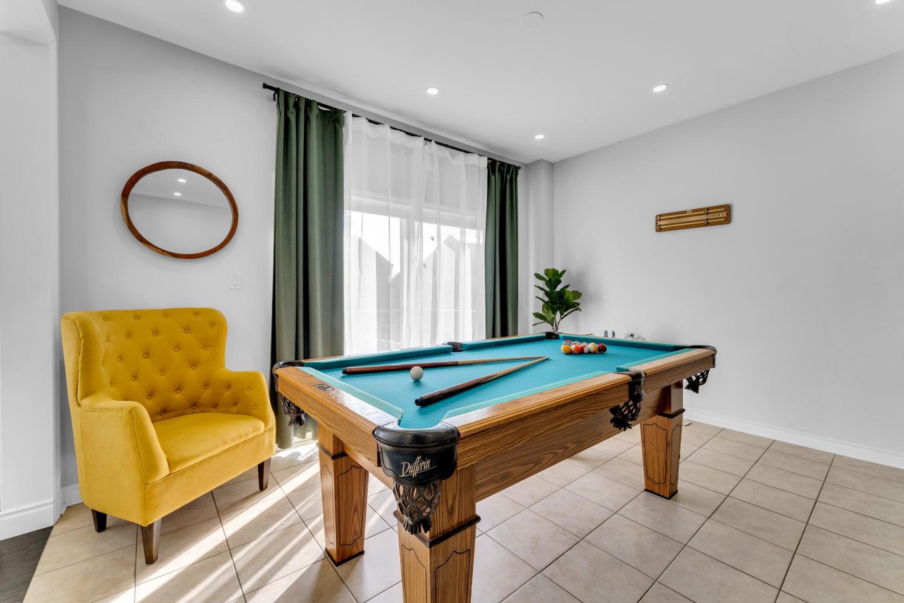 Oshawa Family Haven - Luxury 7BR Villa with Cozy Fireplaces & Hot Tub