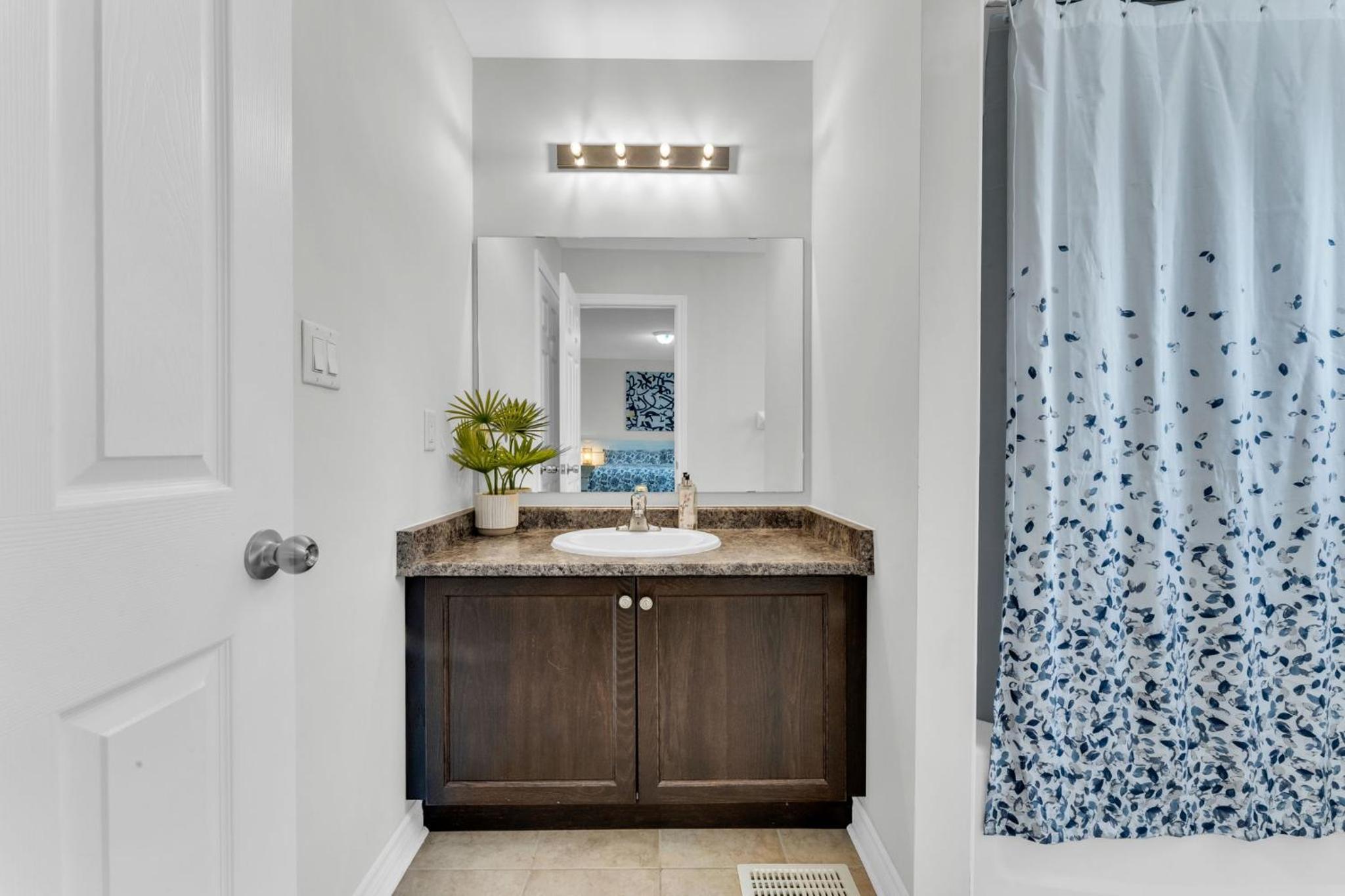 Oshawa Family Haven - Luxury 7BR Villa with Cozy Fireplaces & Hot Tub