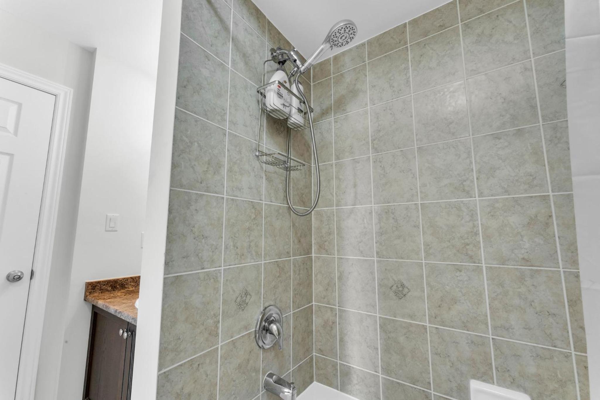 Oshawa Family Haven - Luxury 7BR Villa with Cozy Fireplaces & Hot Tub