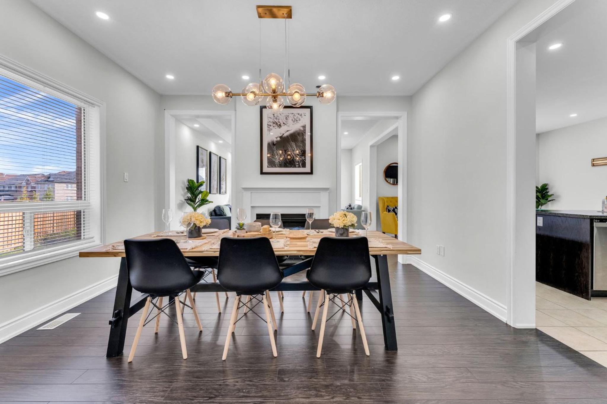 Oshawa Family Haven - Luxury 7BR Villa with Cozy Fireplaces & Hot Tub