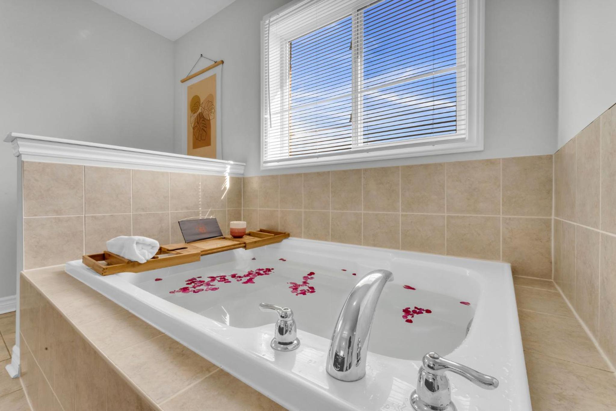 Oshawa Family Haven - Luxury 7BR Villa with Cozy Fireplaces & Hot Tub