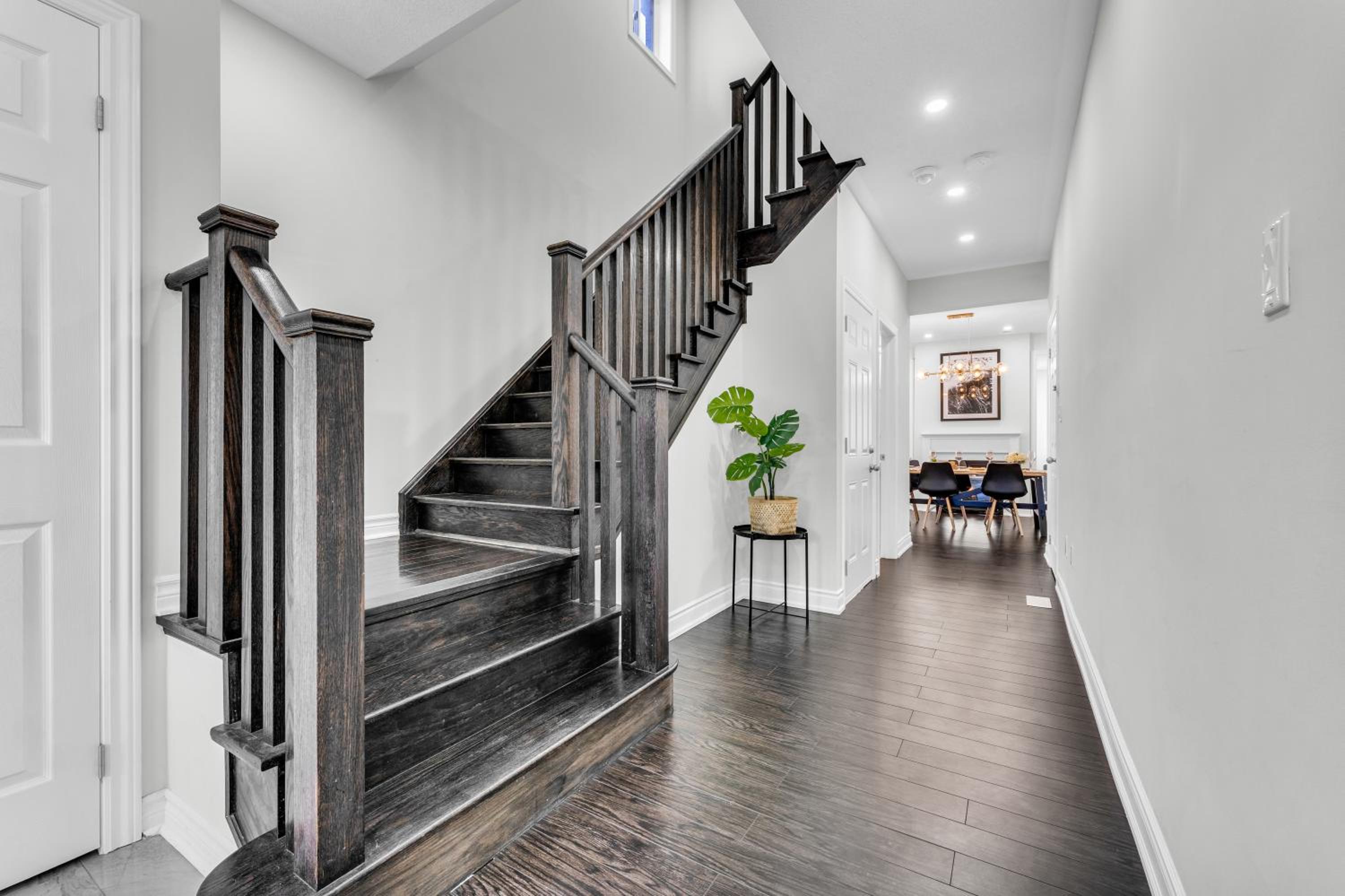 Oshawa Family Haven - Luxury 7BR Villa with Cozy Fireplaces & Hot Tub